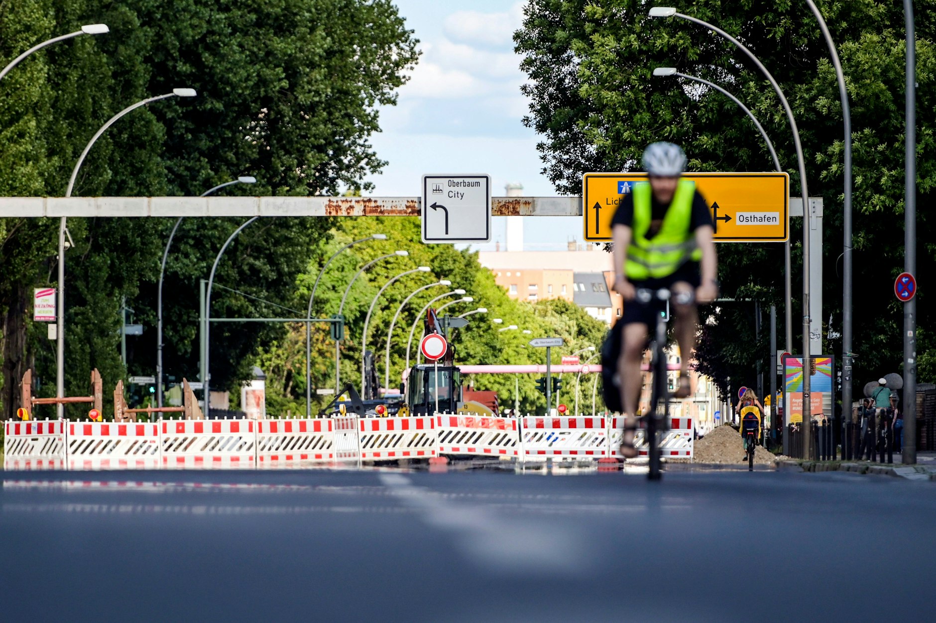 Für Kraftfahrzeuge gesperrt: Mit der Stralauer Allee ist eine wichtige Straßenverbindung zwischen dem Südosten Berlins und der Innenstadt seit dem 10. Juli unterbrochen.