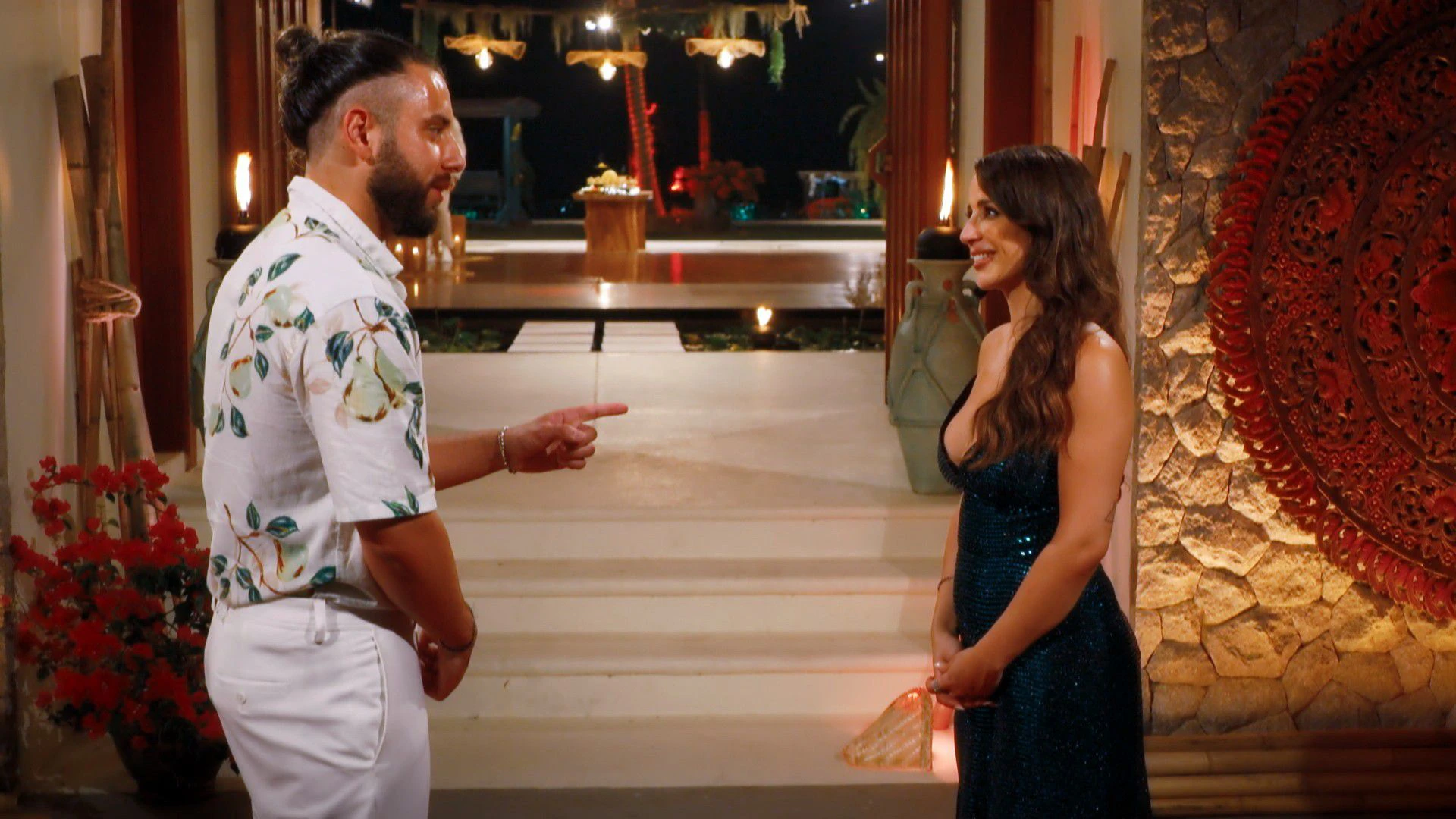 Kaan kämpft bei „Die Bachelorette“ um das Herz von Jennifer Saro, doch in der zweiten Folge knallt es mit Baro.