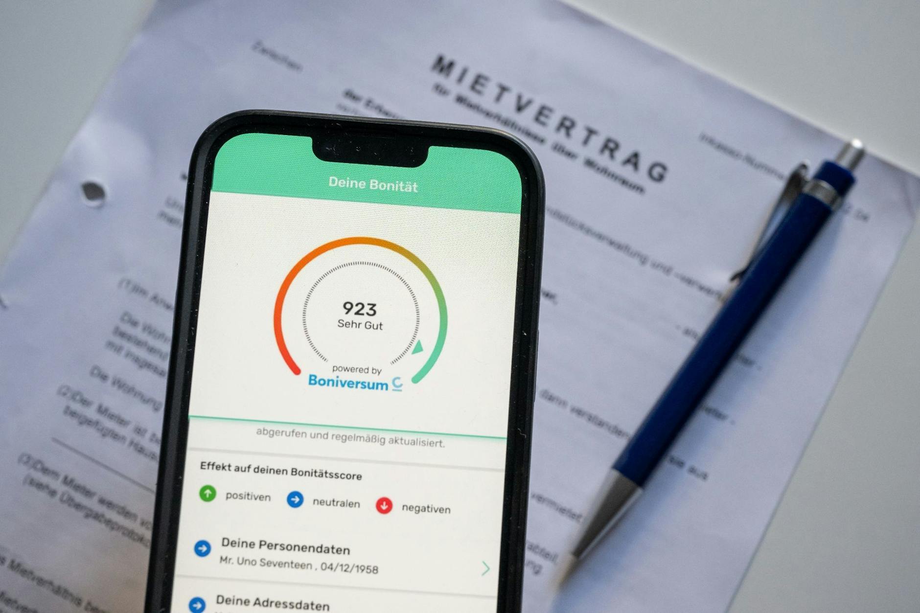 ILLUSTRATION - Mit einer neuen App sollen Verbraucher Daten zu ihrer Kreditwürdigkeit bei der Schufa einsehen können.