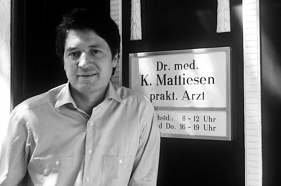 Christian Quadflieg, Schauspieler, als Dr. med. Karsten Mattiesen, aufgenommen bei Dreharbeiten zur TV-Serie "Der Landarzt". (Archivbild, 1984)