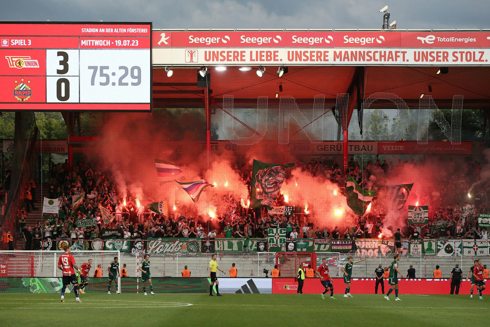 Volles Haus in der Alten Försterei beim Testspiel gegen Rapid Wien. 