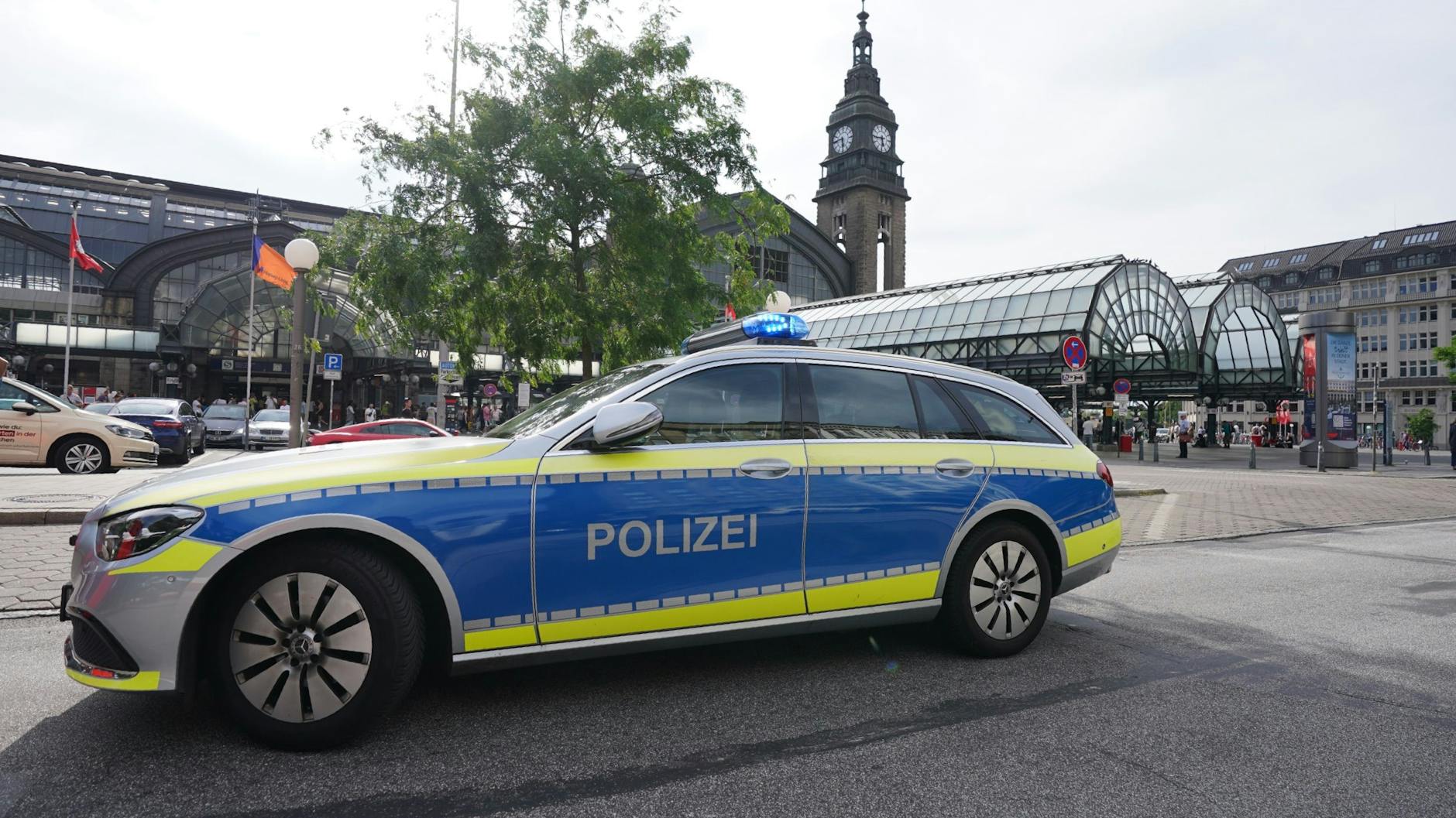 Ein Polizeifahrzeug steht vor dem Hauptbahnhof in Hamburg.