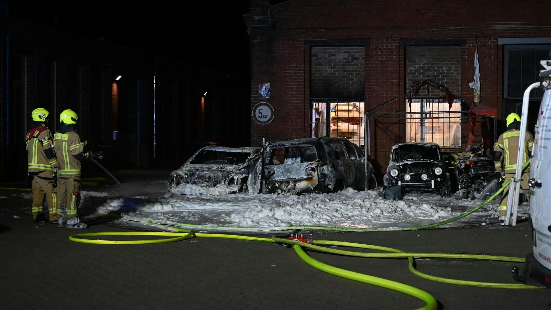 Bei dem Feuer entstand an drei Fahrzeugen Totalschaden.