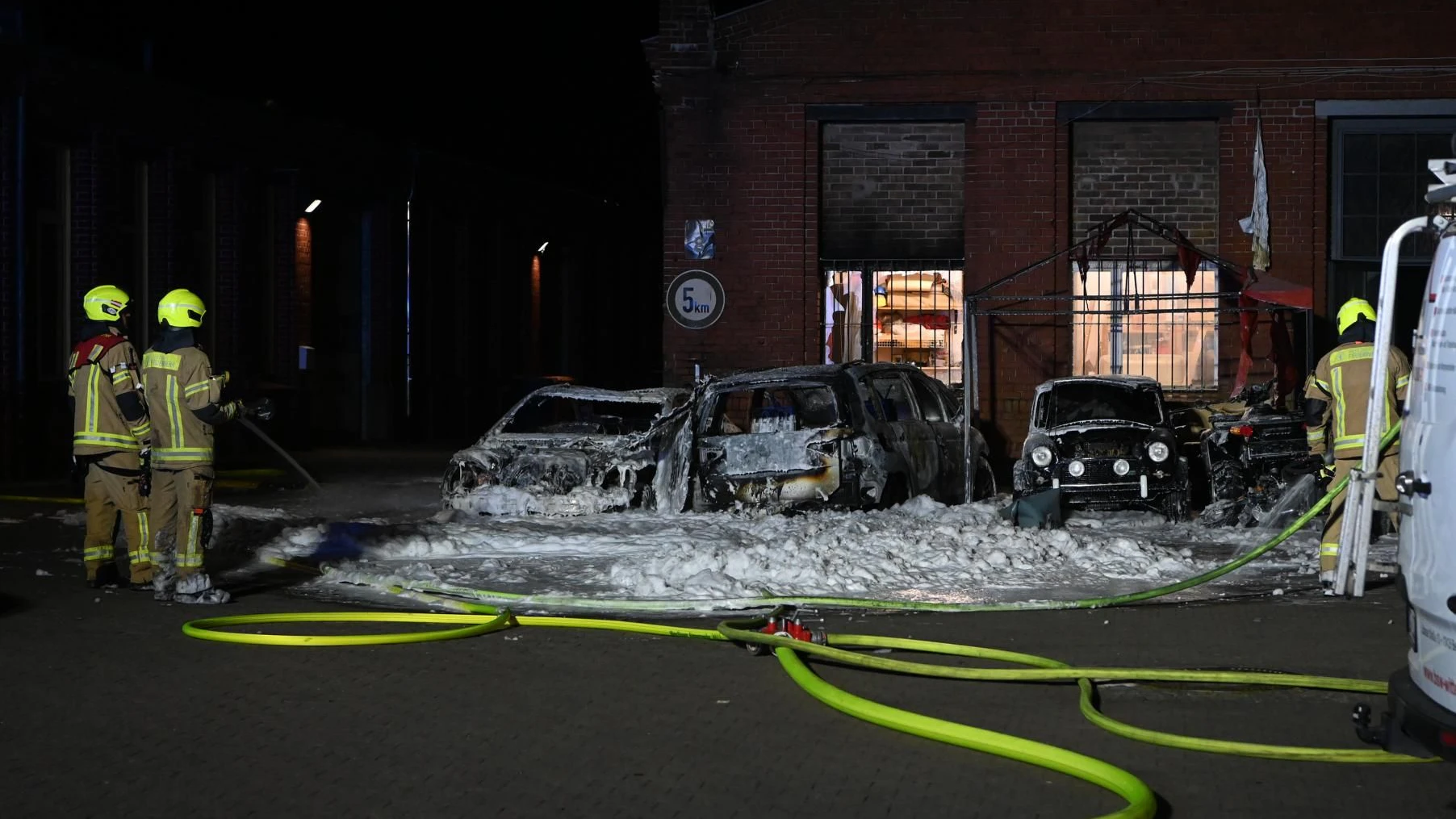 Bei dem Feuer entstand an drei Fahrzeugen Totalschaden.