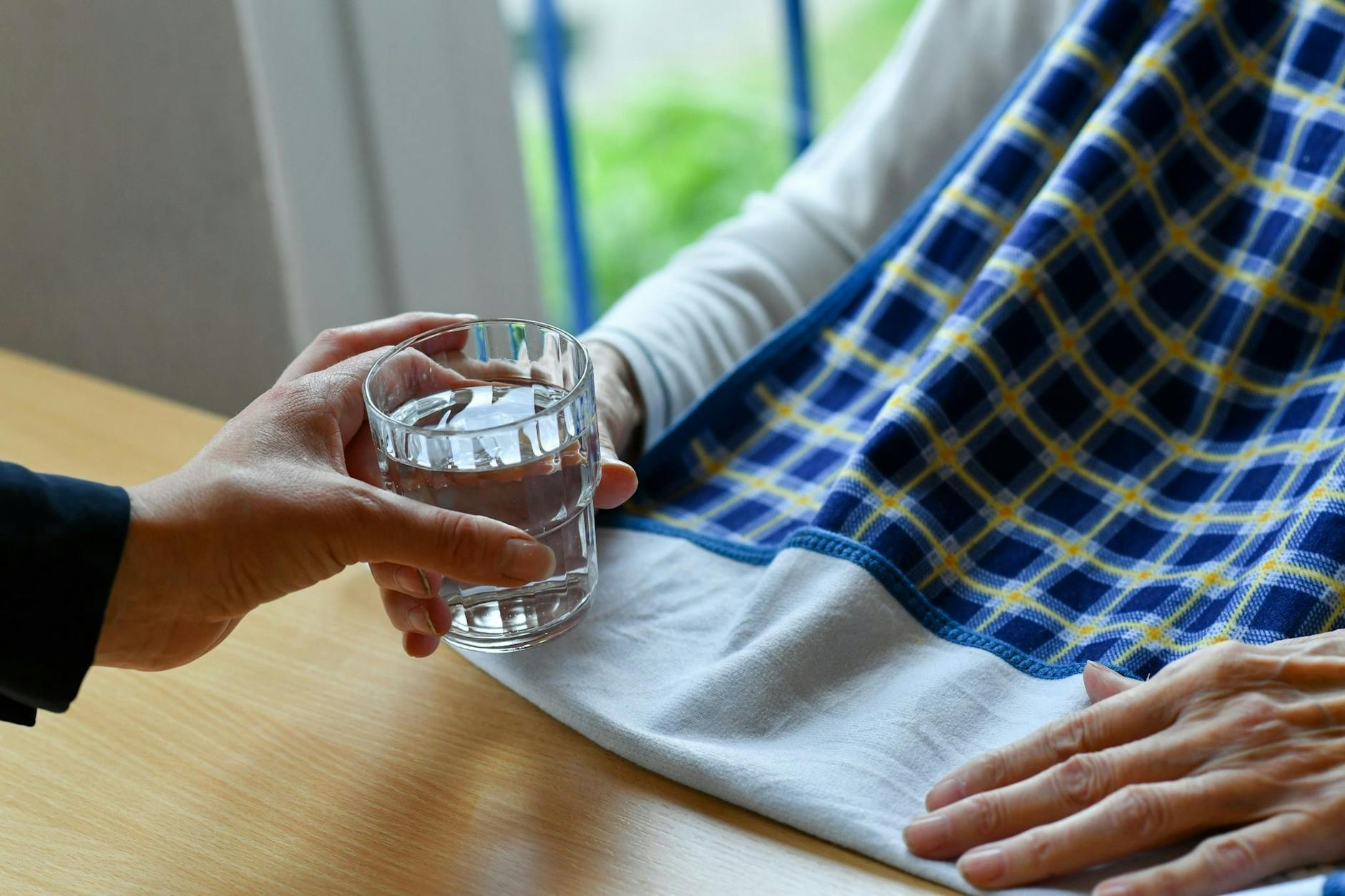 ARCHIV - Hohe finanzielle Belastung: Im ersten Jahr im Heim sind im bundesweiten Schnitt 2548 Euro pro Monat aus eigener Tasche fällig.