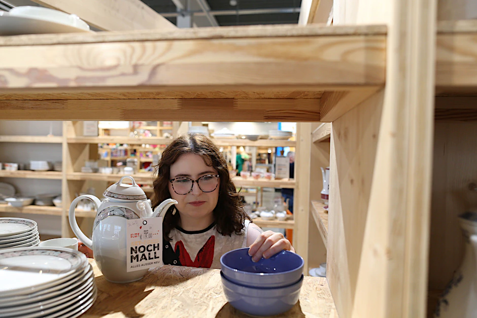 Jasmin Müller (25) mit ihrer Beute aus dem Gebrauchtwarenkaufhaus, den zwei himmelblauen Müslischalen.