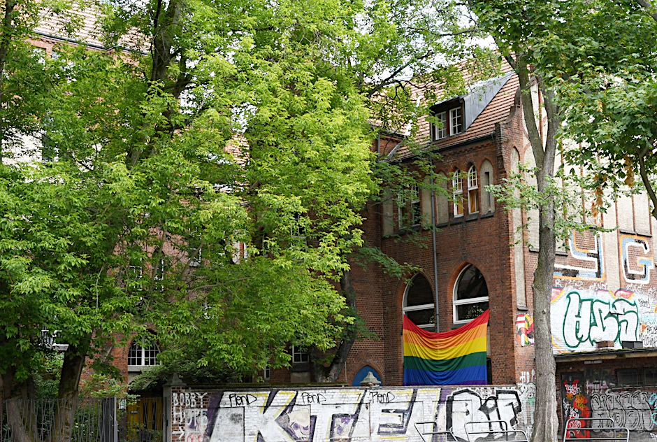 Regenbogenfahne an der Ibn-Rushd-Goethe-Moschee in der Moabiter Ottostraße. Nach 2022 soll die Fahne am Freitag wieder gehisst werden.&nbsp;