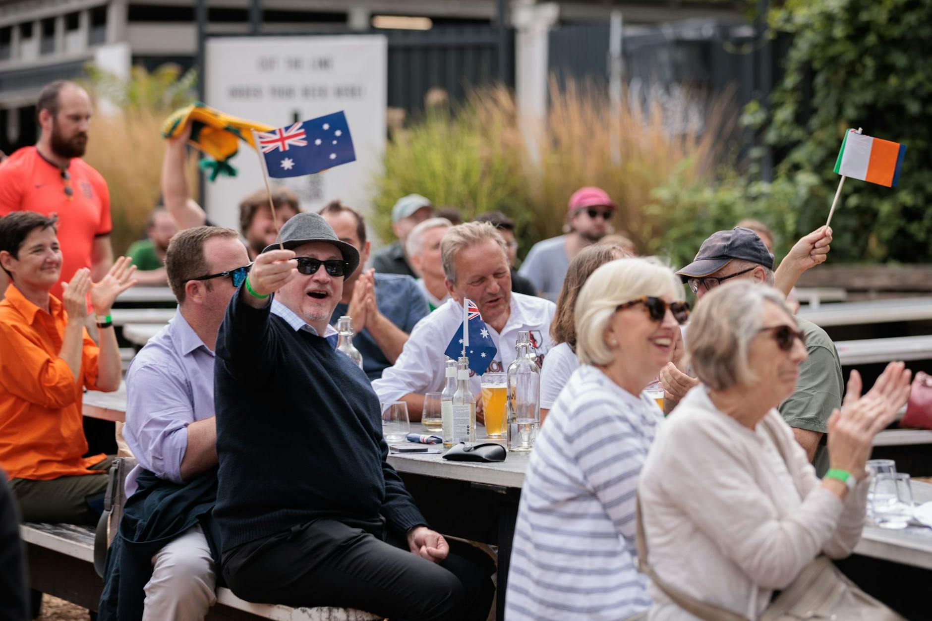Australische und irische Fans feuern ihre Fußballerinnen im BRLO-Biergarten an.