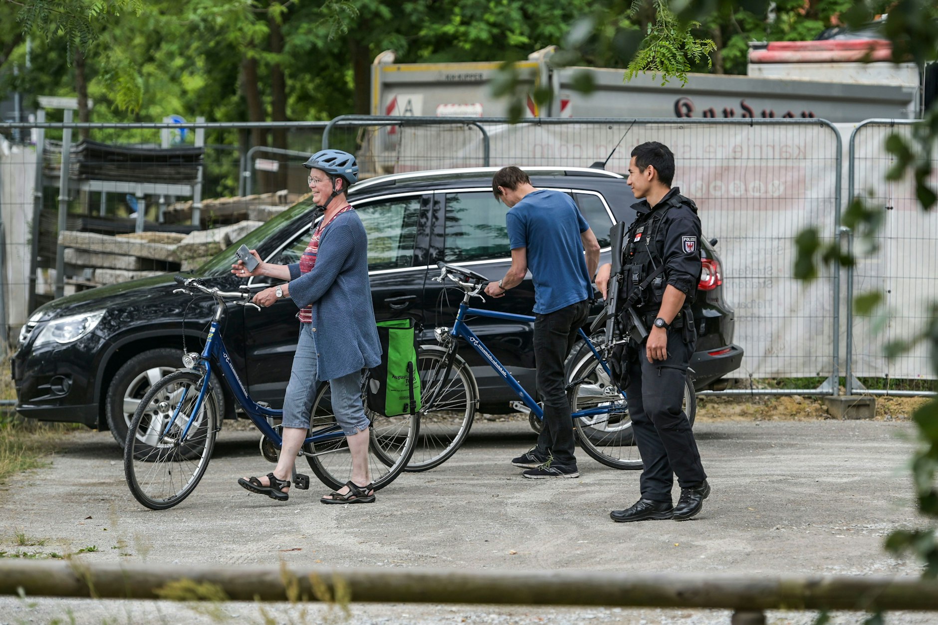 Die Polizei in Kleinmachnow ist schwer bewaffnet. Für den Fall, dass das Raubtier auftaucht.