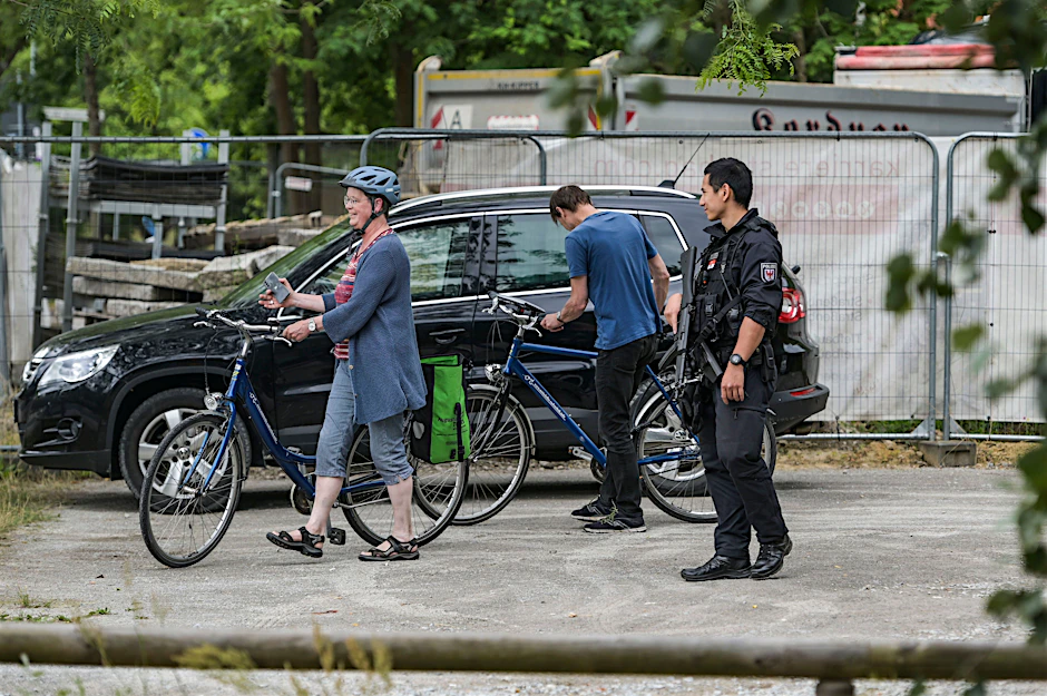 Die Polizei in Kleinmachnow ist schwer bewaffnet. Für den Fall, dass das Raubtier auftaucht.