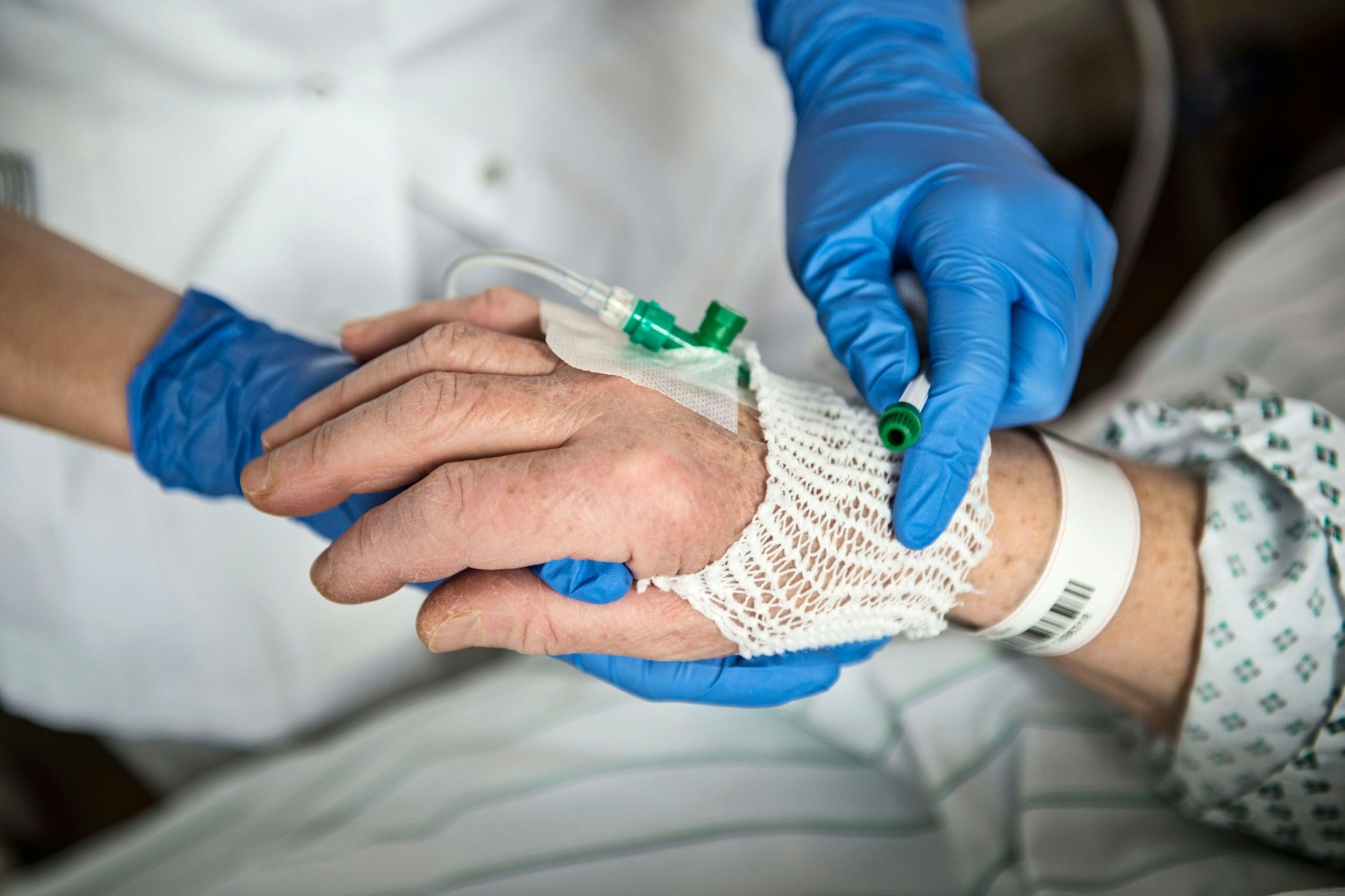 Apotheker sollen sich bei den Krebs-Infusionen bereichert haben. Nun reagiert Karl Lauterbach auf die Vorwürfe.