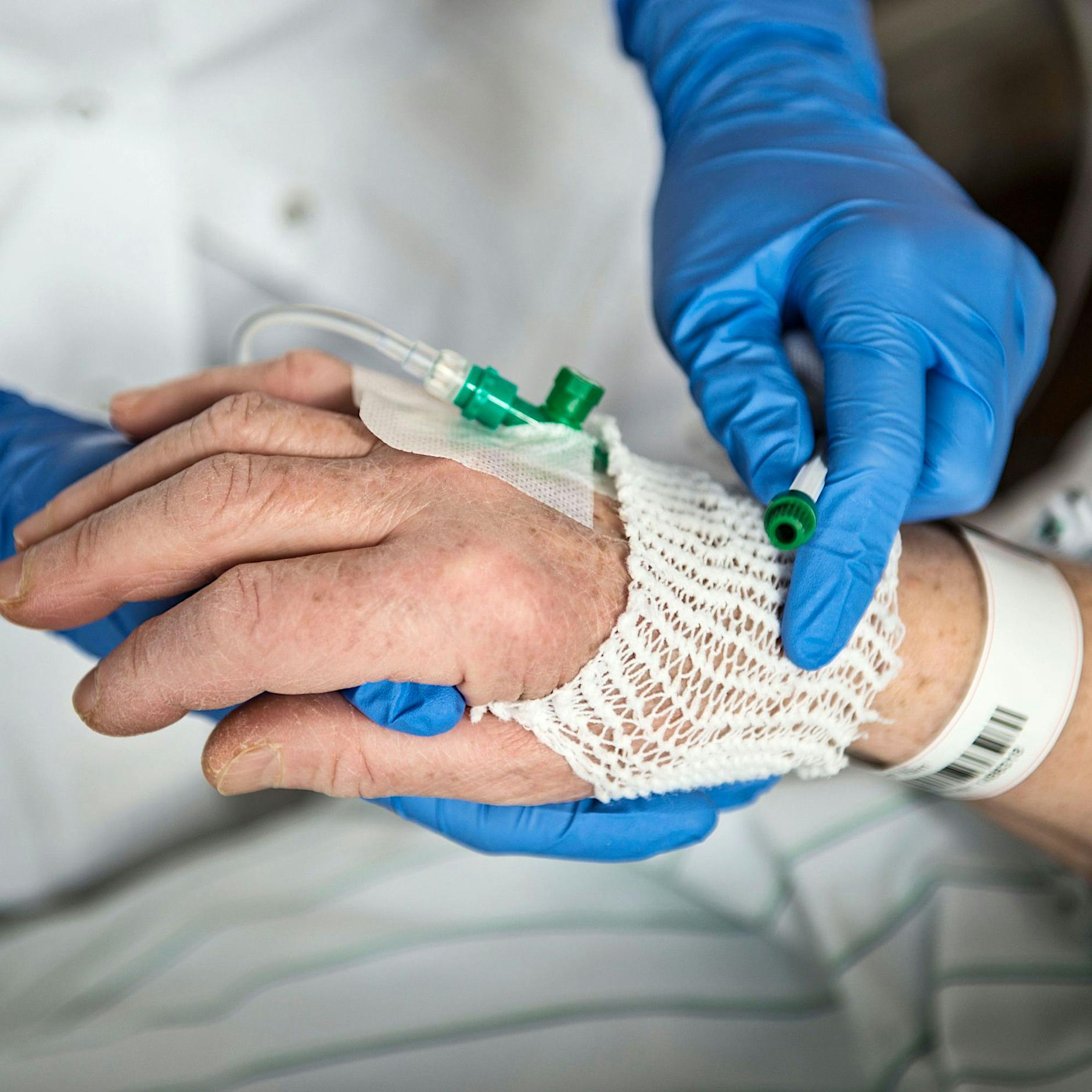 Hohe Aufschläge: Bereichern sich einige Apotheker an Krebs-Infusionen?