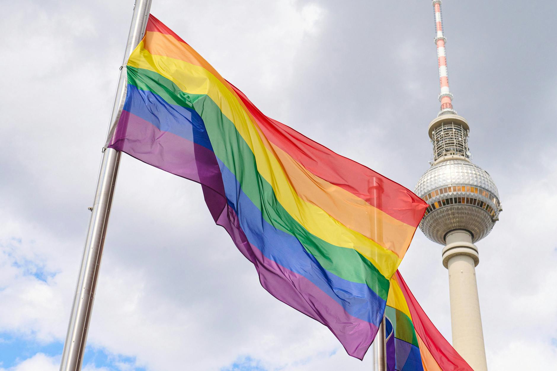 Eine Regenbogenflagge vor dem Fernsehturm