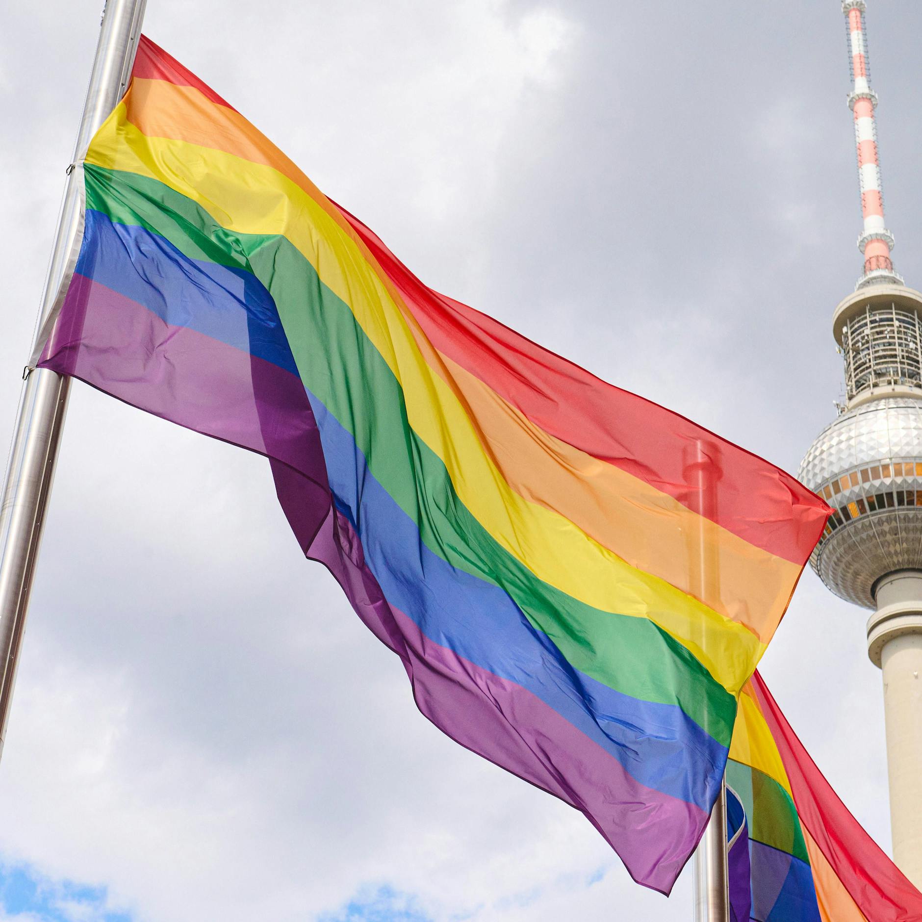 Image - Bundesrat hisst Regenbogenflagge zum CSD: Anders als der Bundestag