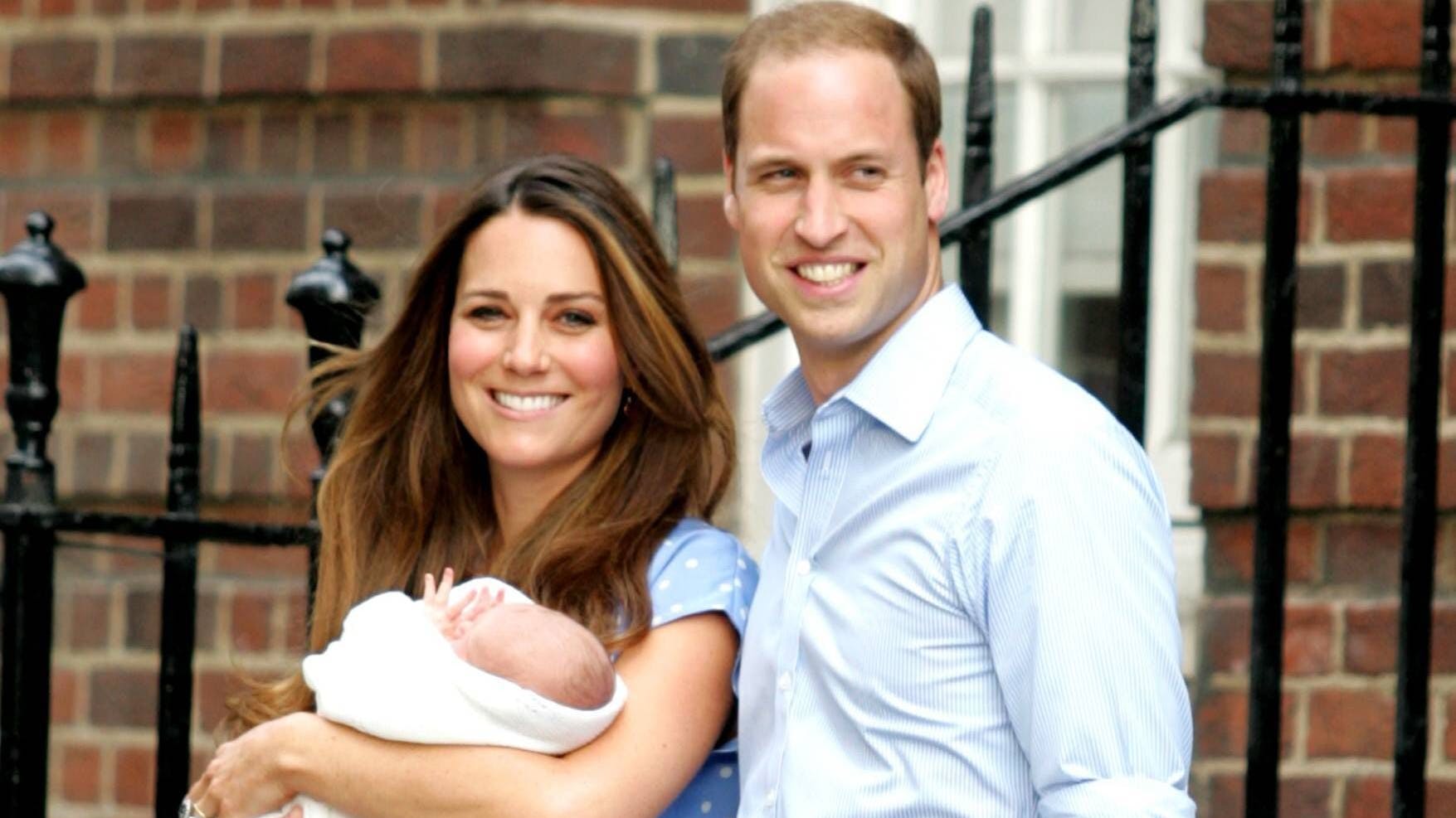 William und Kate bringen den einen Tag alten George aus dem Krankenhaus nach Hause.