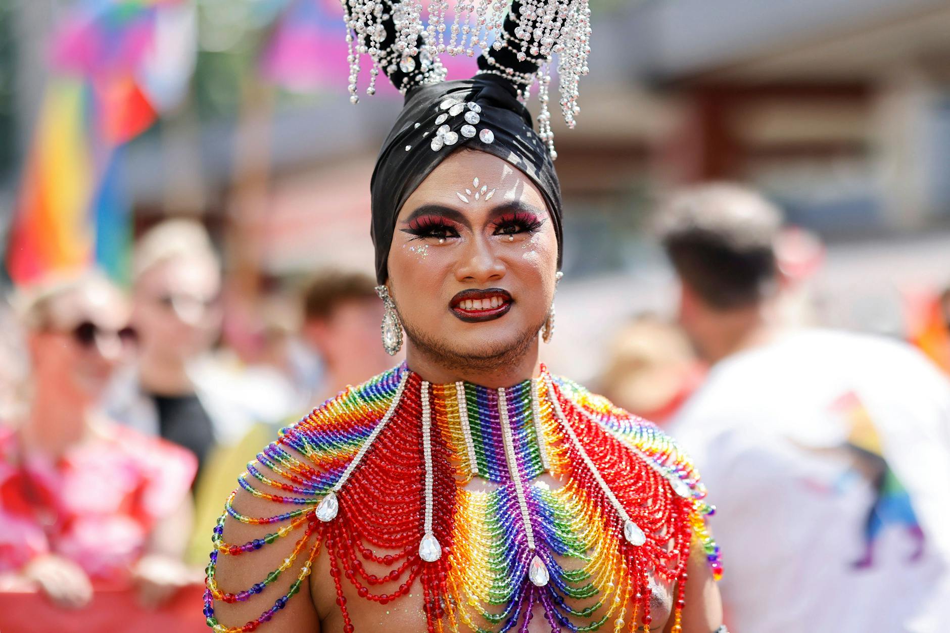 Ein Drag Artist auf einer Pride-Parade.