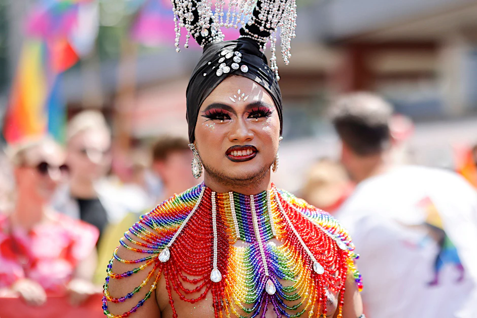 Ein Drag Artist auf einer Pride-Parade.