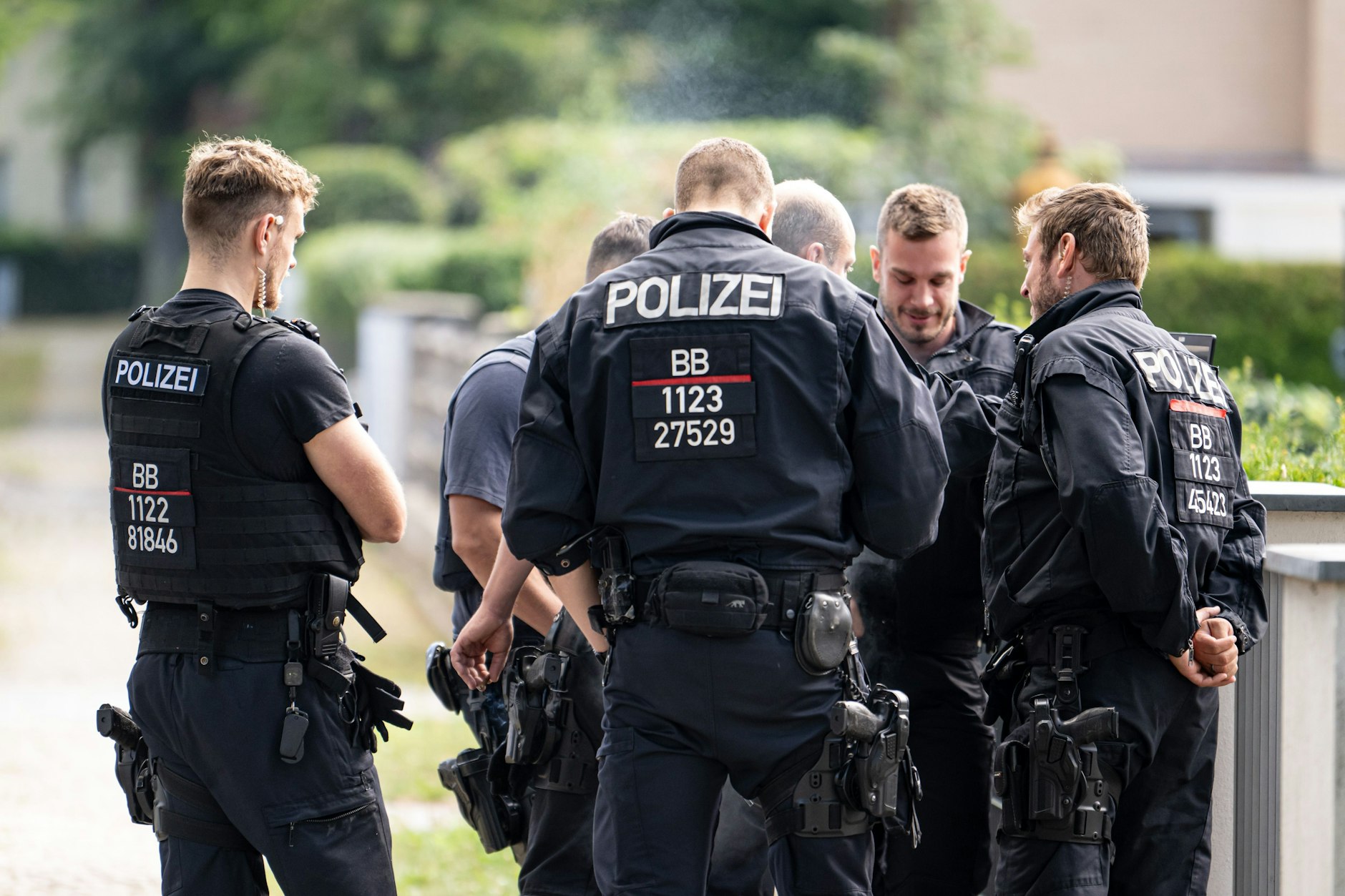 Polizisten koordinieren in einem Wohngebiet in Teltow die Suche nach dem Raubtier.