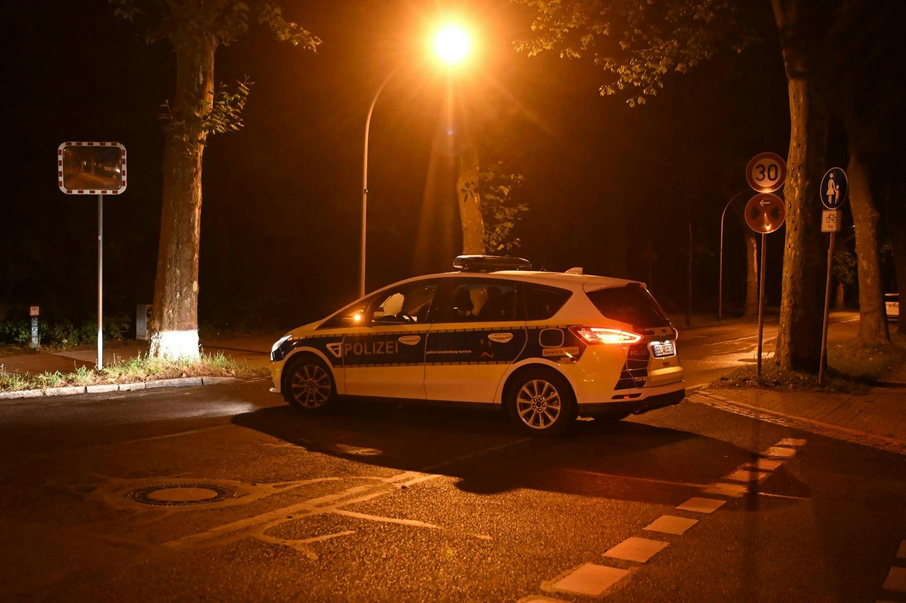 Ein Polizeiwagen sperrt eine Straße in Kleinmachnow.