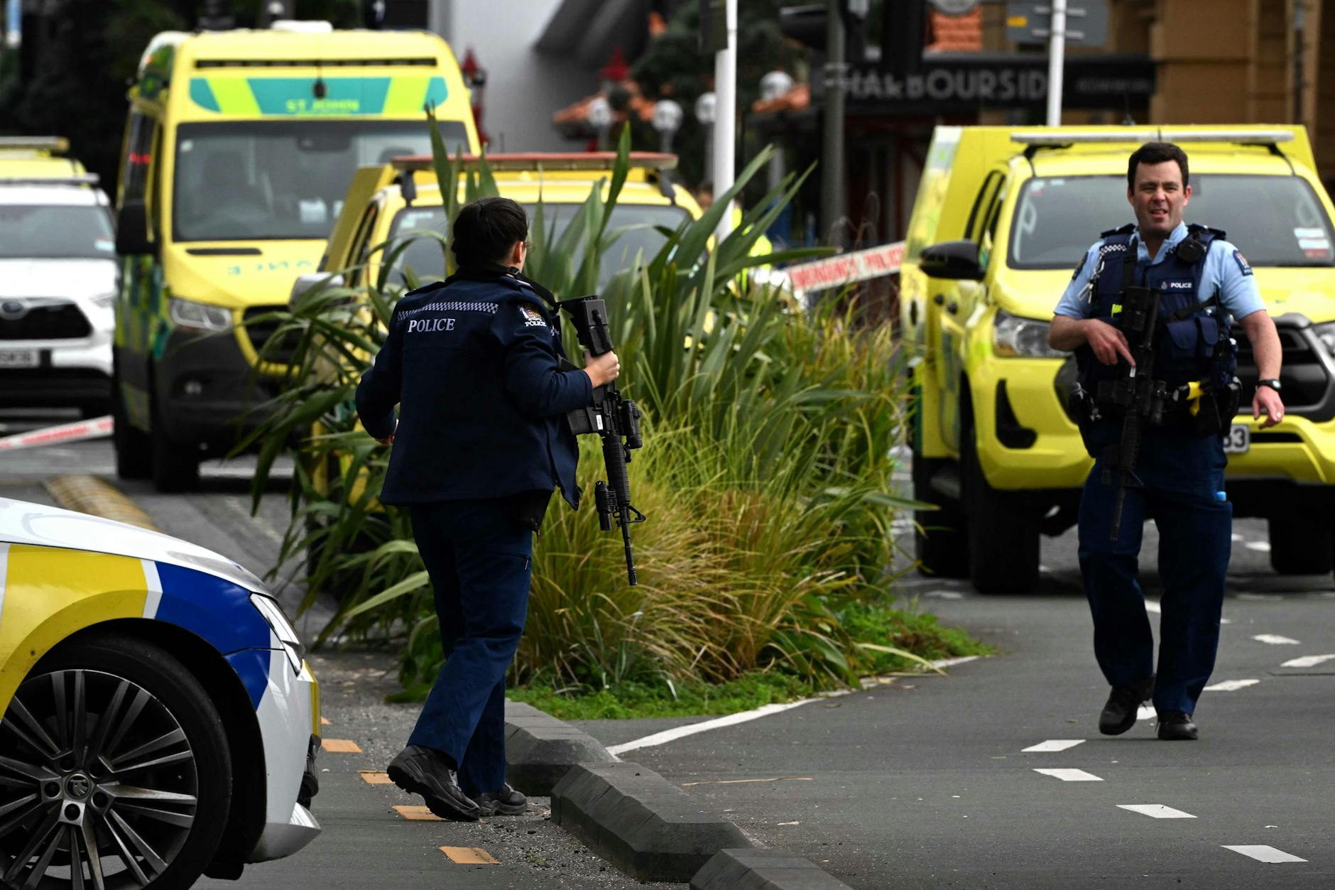 Polizeibeamte sperren das Gebiet in der Nähe des Ortes der Schießerei im Zentrum von Auckland ab.