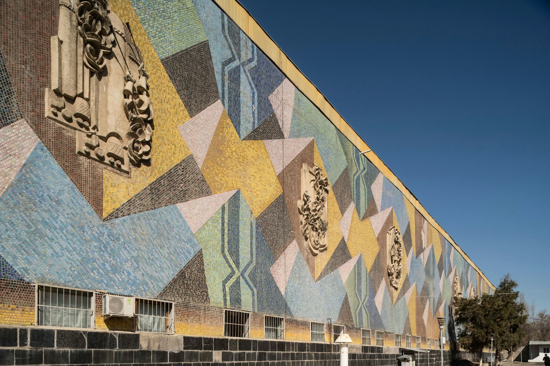 Mosaik an der Fassade des Fernsehturms in Taschkent