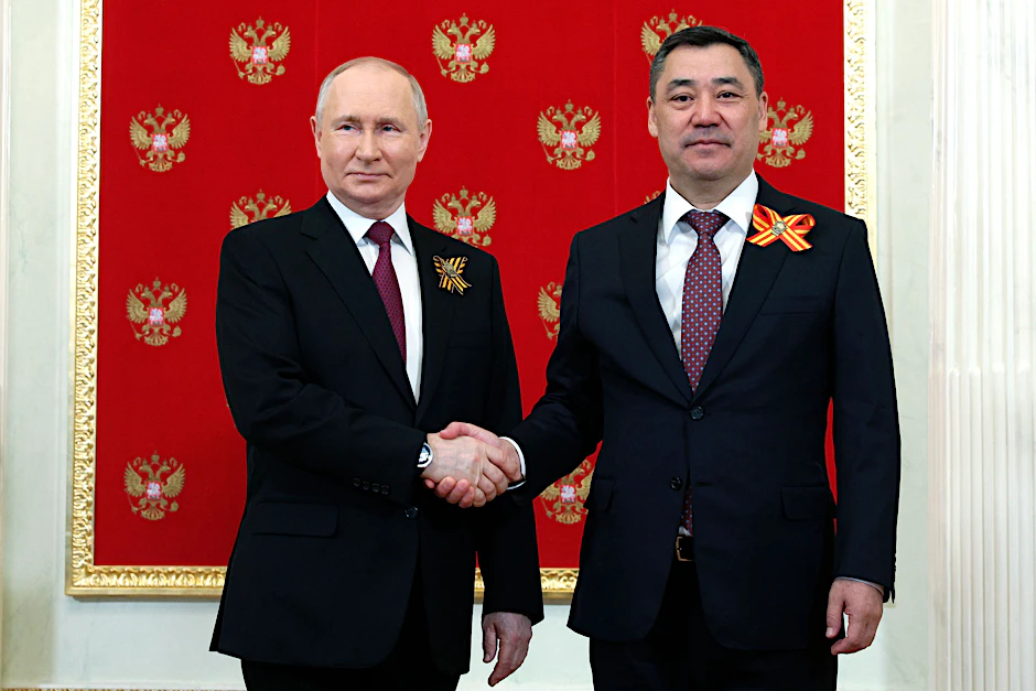 Russlands Präsident Wladimir Putin und Sadyr Dschaparow, Präsident von Kirgisistan, geben sich während der Feierlichkeiten zum 78. Jahrestag des Endes des Zweiten Weltkriegs die Hand, den 9. Mai 2023 in Moskau. Symbolbild.&nbsp;