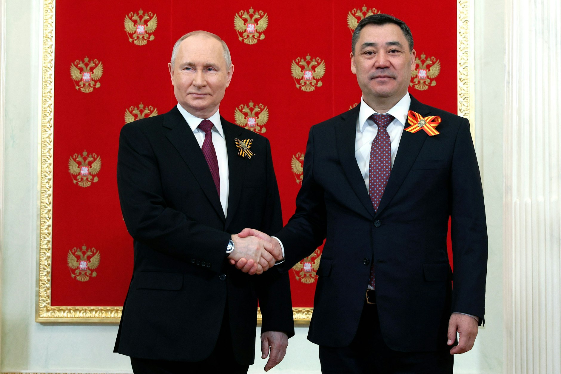 Russlands Präsident Wladimir Putin und Sadyr Dschaparow, Präsident von Kirgisistan, geben sich während der Feierlichkeiten zum 78. Jahrestag des Endes des Zweiten Weltkriegs die Hand, den 9. Mai 2023 in Moskau. Symbolbild.&nbsp;