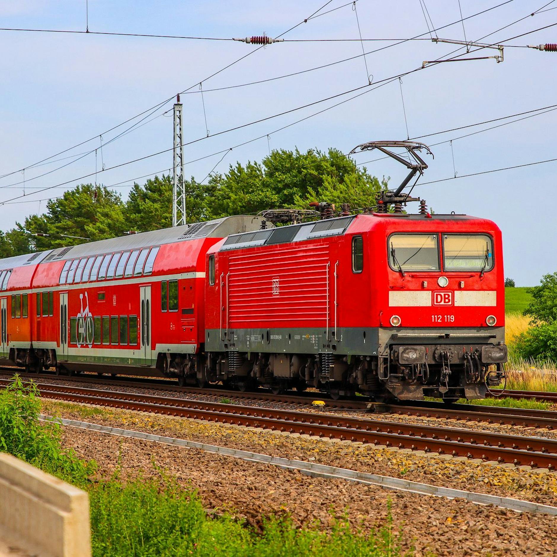 Bahn-Chaos: 200 Menschen springen aus Gebüsch, um Regionalzug zu erwischen