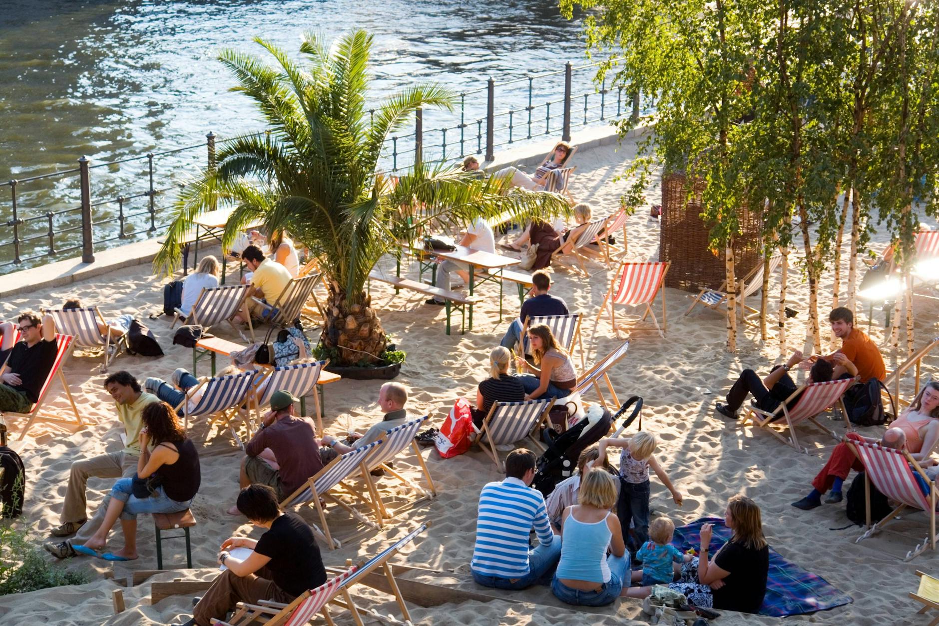 In der Strandbar am Monbijoupark hat man einen herrlichen Blick auf die Spree (Archivfoto). Nur baden geht hier leider nicht.