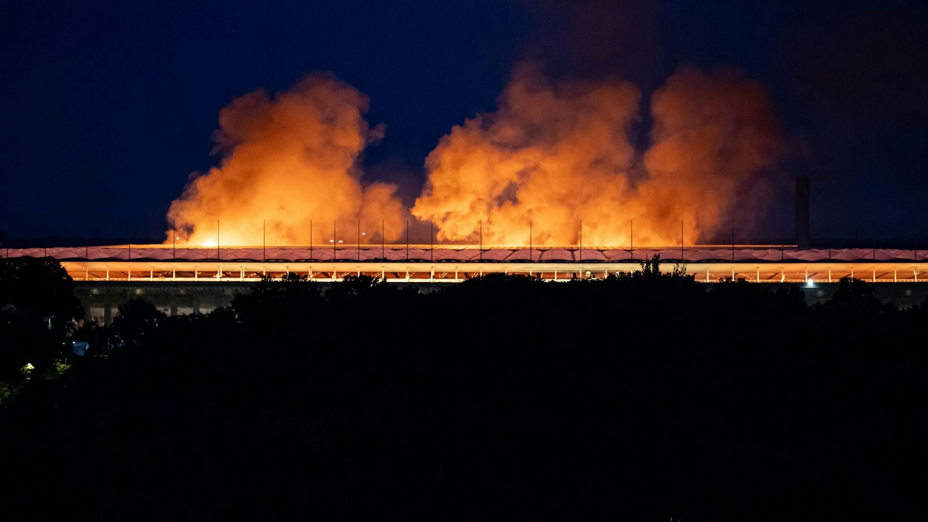 Rauchschwaden steigen während des Konzerts von Rammstein über dem Olympiastadion auf.