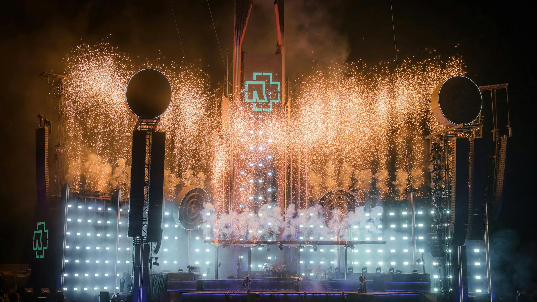 Viele Fans hoffen schon jetzt, dass es die spektakulären Shows von Rammstein auch 2024 wieder geben wird.