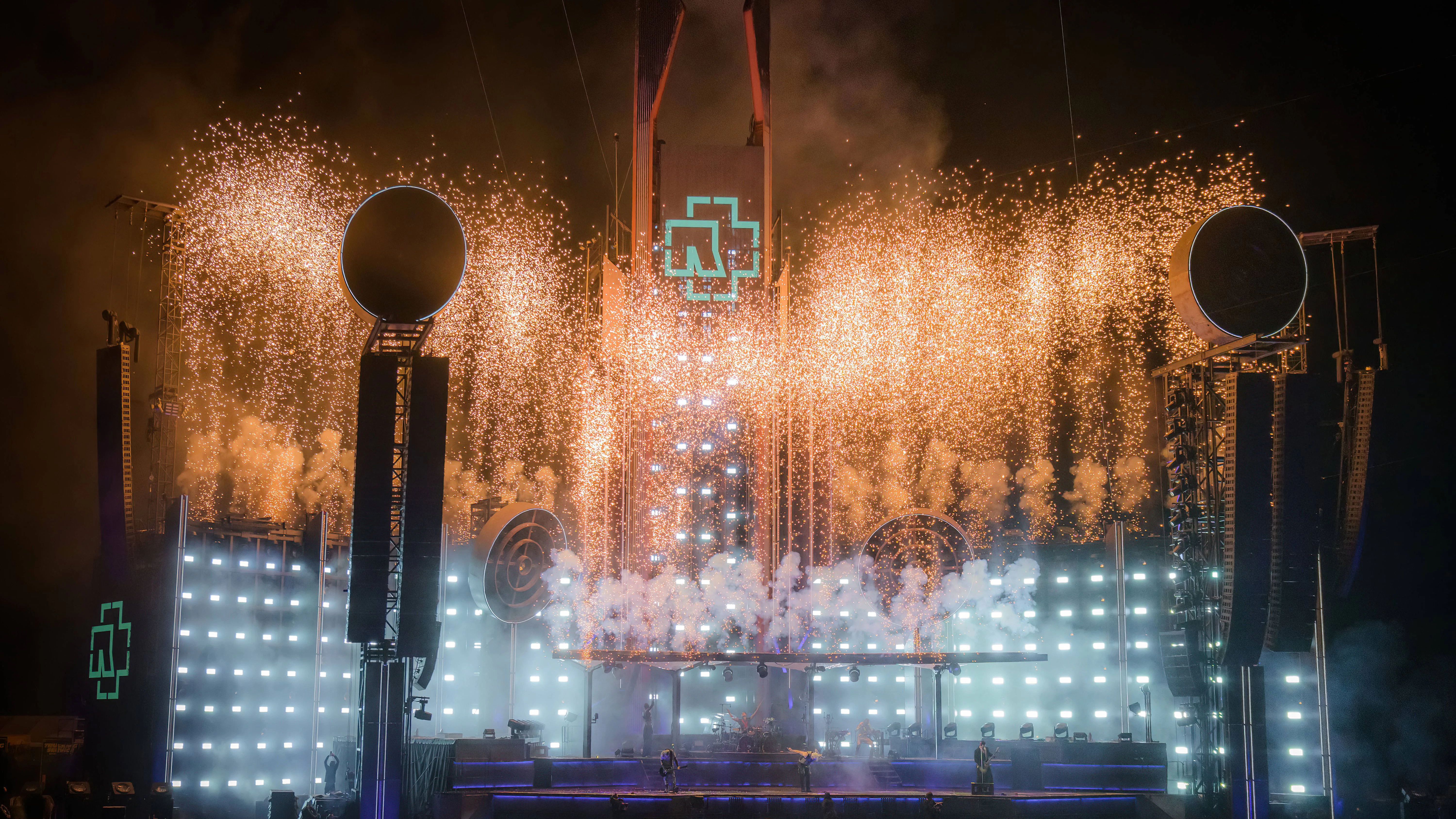 Viele Fans hoffen schon jetzt, dass es die spektakulären Shows von Rammstein auch 2024 wieder geben wird.