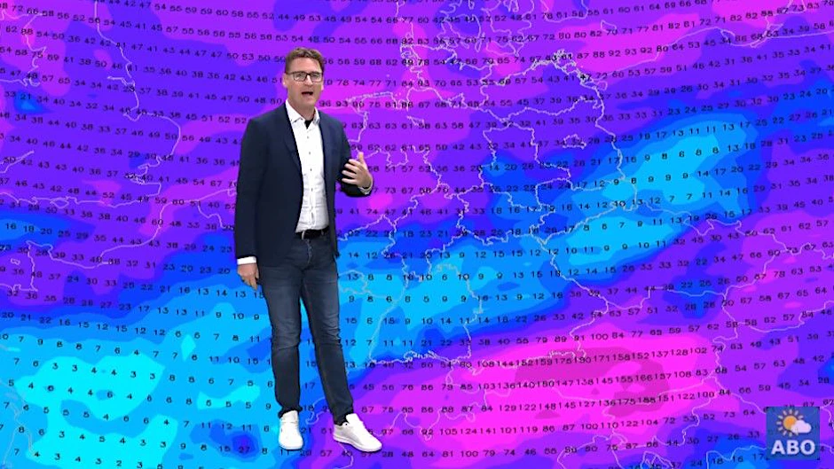 Wetter-Experte Dominik Jung erklärt die Wetterkarte, auf der sintflutartige Regenfälle prognostiziert werden.