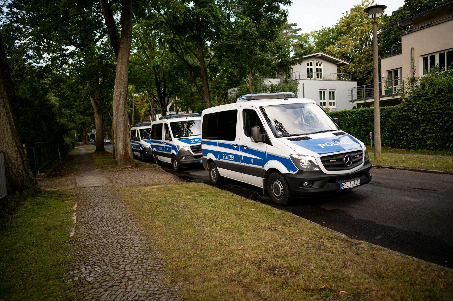 Polizeiwagen stehen in einem Wohngebiet in Teltow.