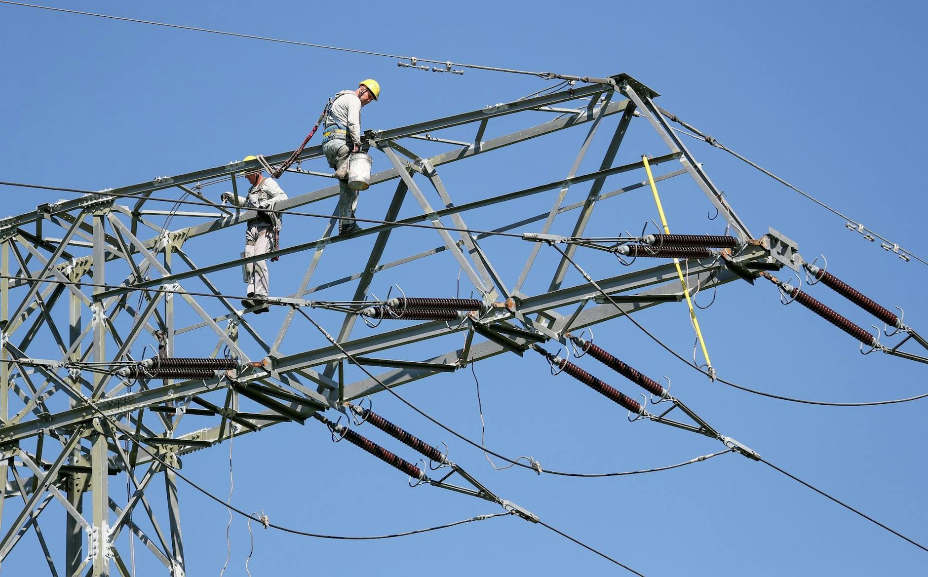 ARCHIV - Das Prognos-Institut erwartet ab Mitte des Jahrzehnts steigenden Stromverbrauch in Deutschland, bedingt durch steigende Zahlen von Elektroautos und Wärmepumpen sowie durch den Strombedarf für die Herstellung von Wasserstoff.