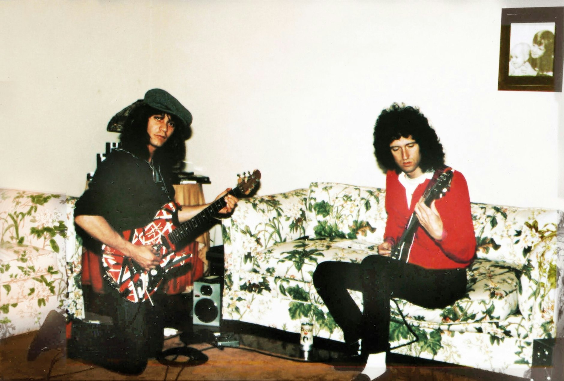 HANDOUT - Die Gitarristen Brian May (r) und Eddie Van Halen im April 1983.