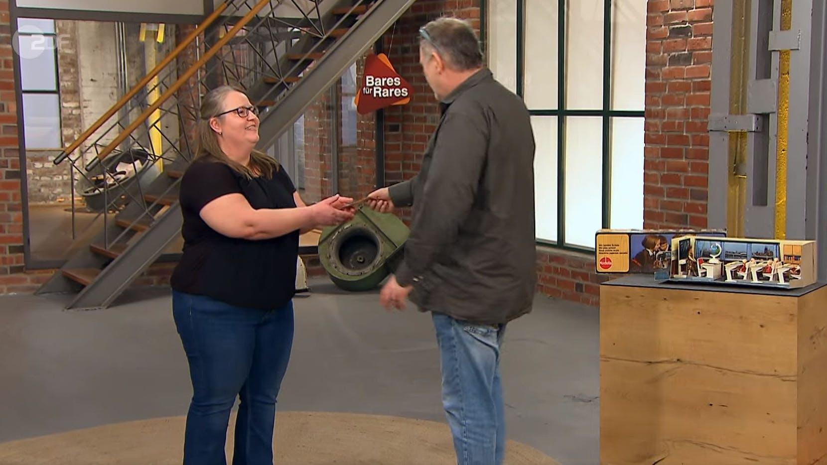 „Bares für Rares“-Kulthändler Walter „Waldi“ Lehnertz überreicht Sybille 80 Euro.