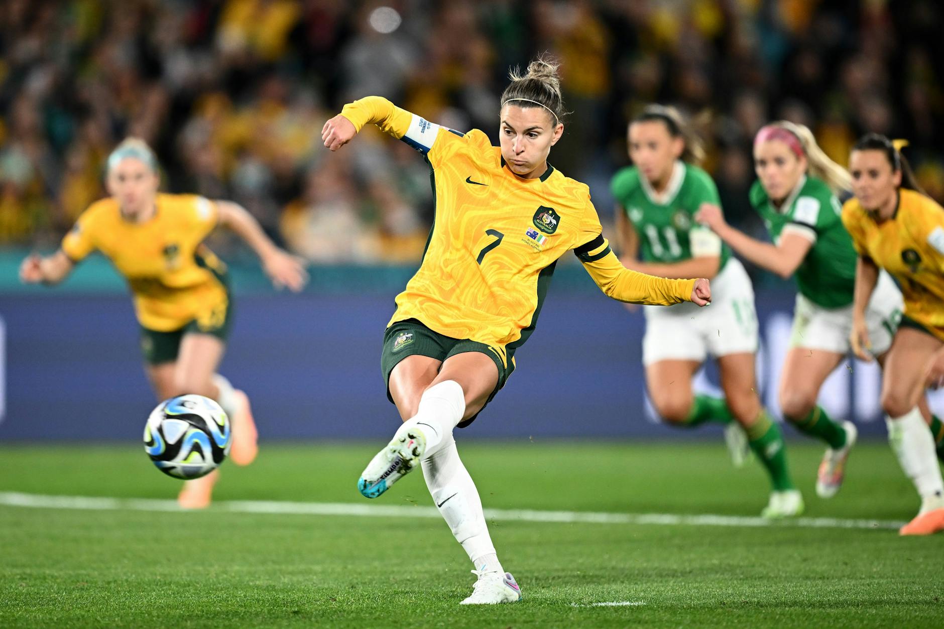 Steph Catley verwandelt den Elfmeter für Australien.
