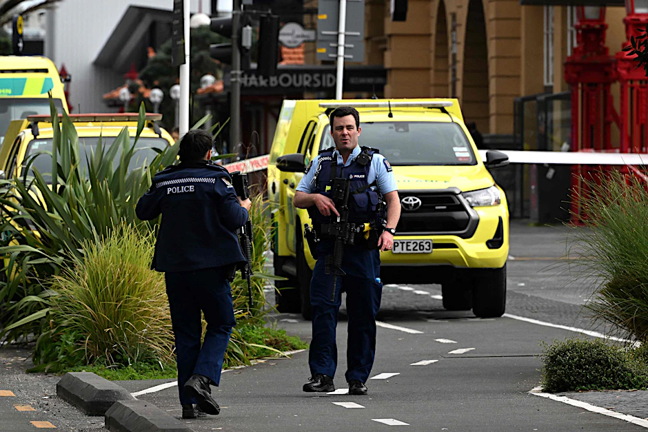Amoklauf kurz vor WM-Beginn: Polizeibeamte sperren das Gebiet in der Nähe der Schießerei im Zentrum von Auckland ab.