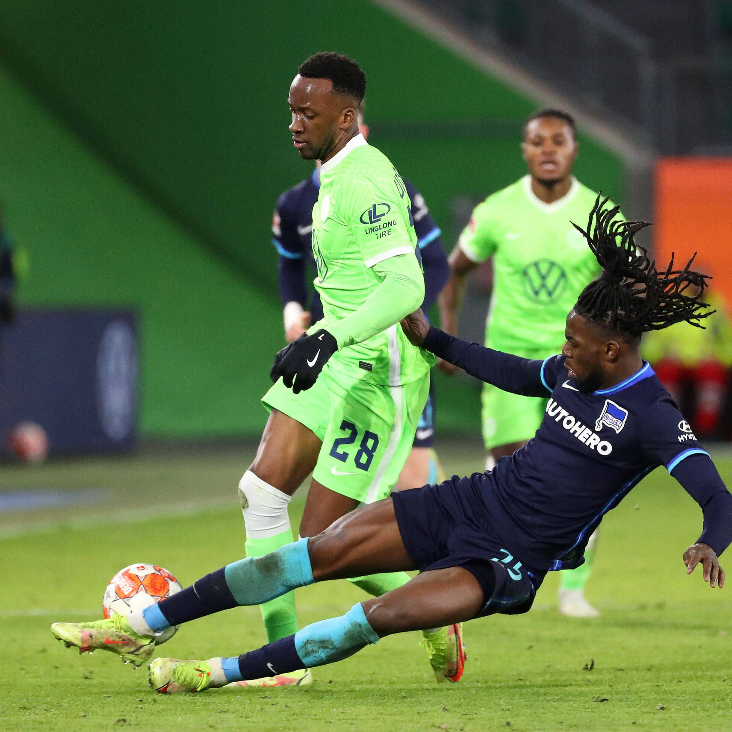 Sein letztes Spiel für Hertha BSC machte Jordan Torunarigha am 15. Januar 2022 beim 0:0 in Wolfsburg. Hier stoppt er Dodi Lukebakio, der damals an den VfL ausgeliehen war.