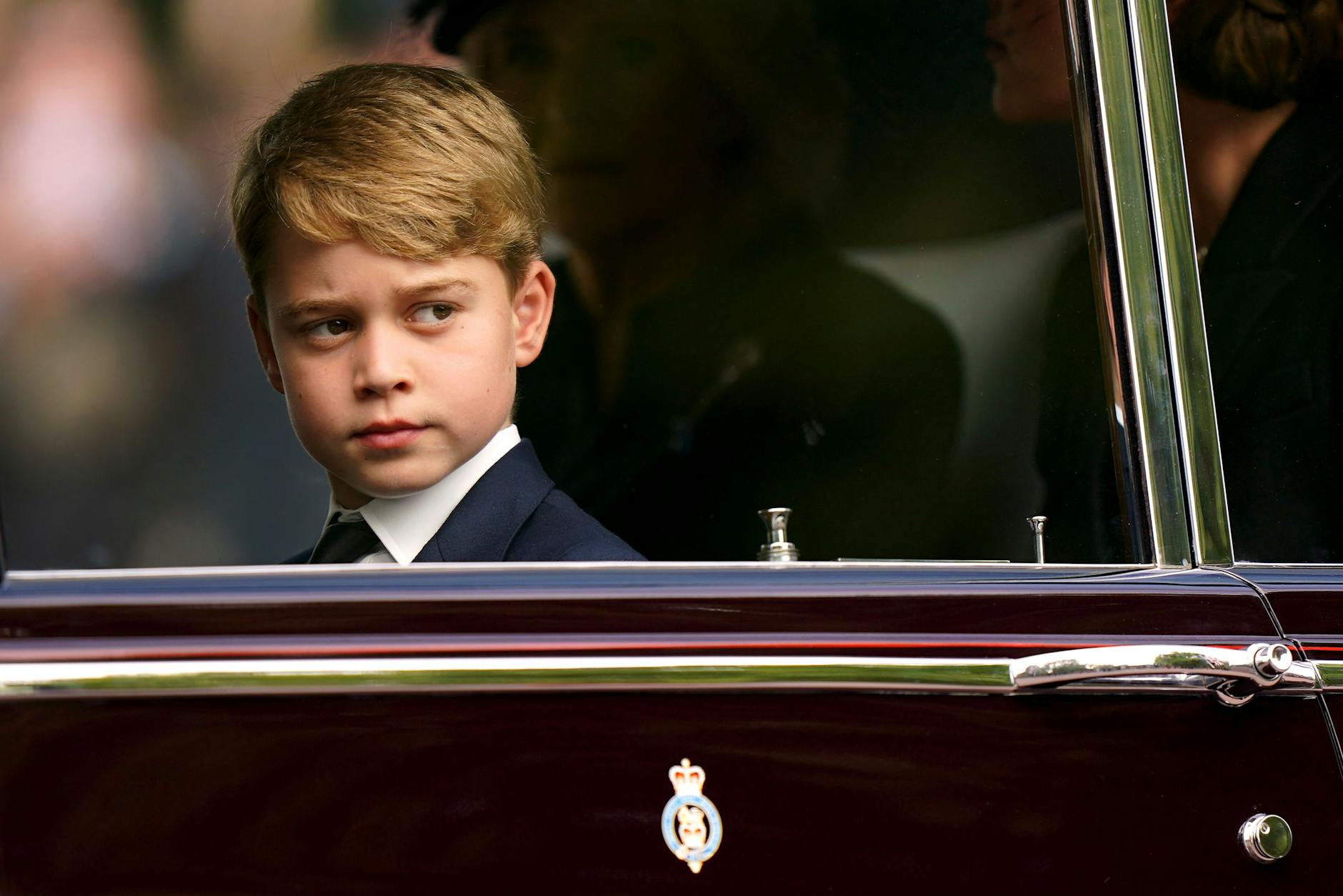 Prinz George sitzt bei der feierlichen Prozession nach dem Staatsakt vor der Beisetzung von Königin Elizabeth II. in einer Limousine.