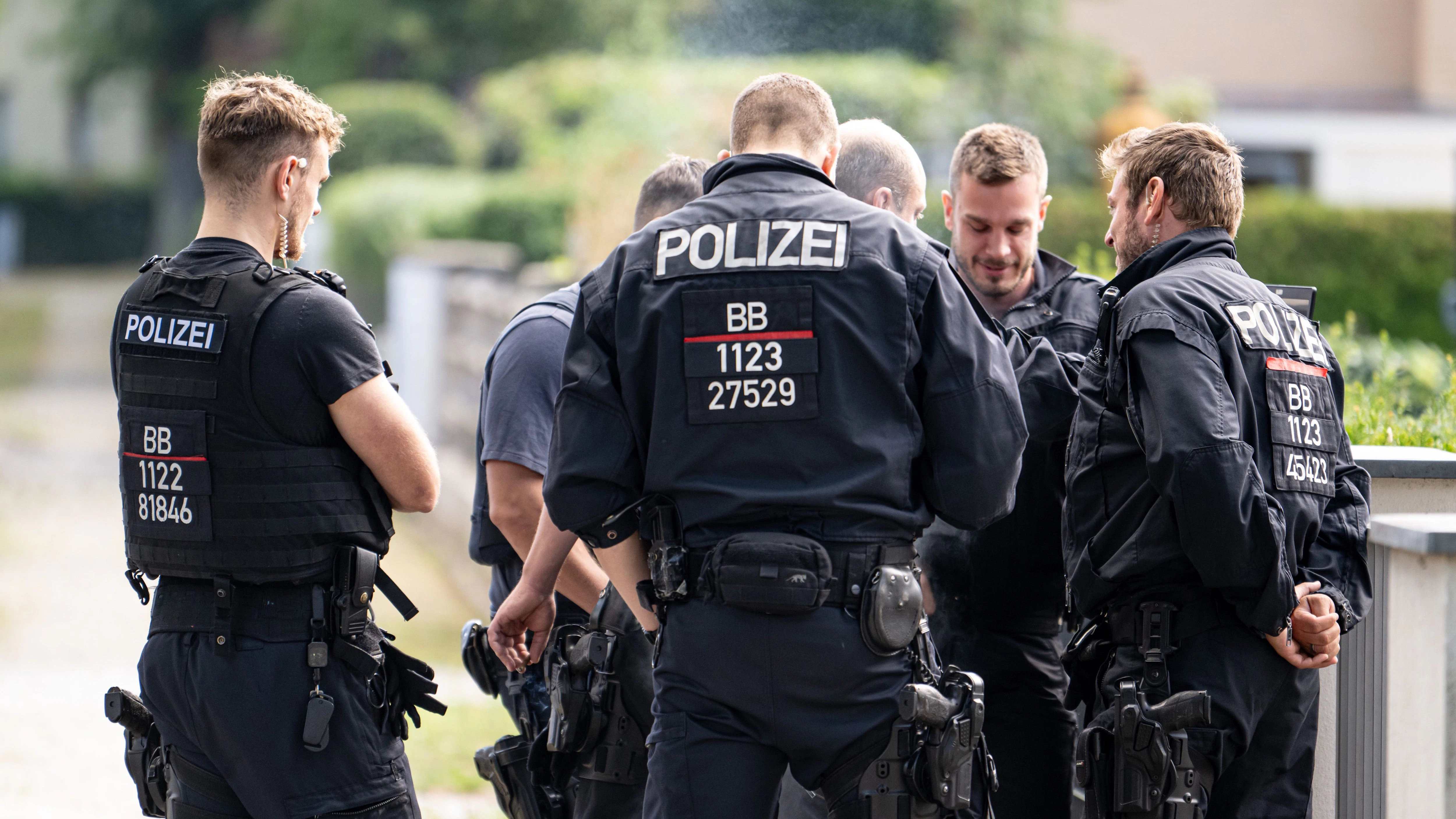 Teltow: Polizisten koordinieren die Suche in einem Wohngebiet in Teltow nach einem Wildtier.