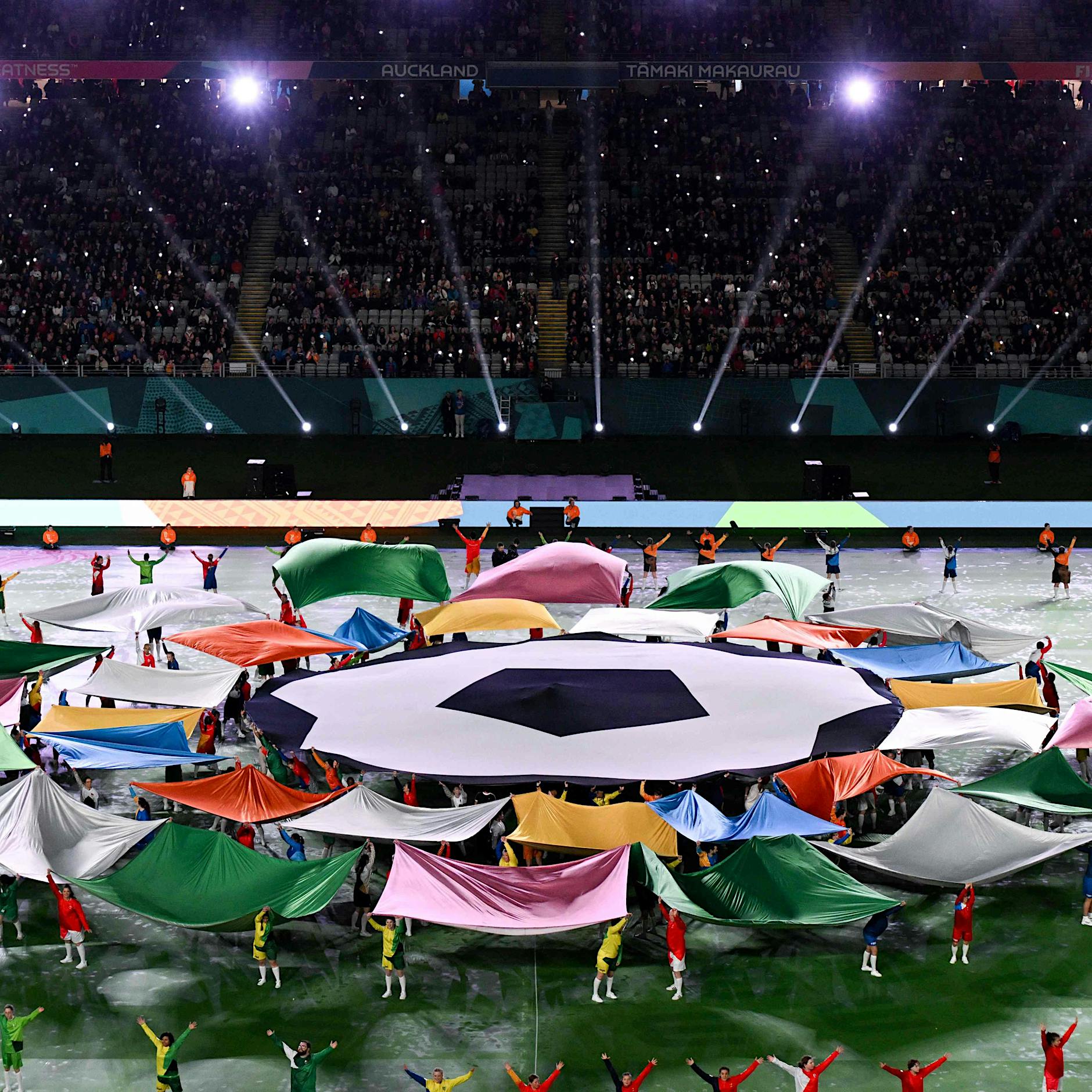 WM der Fußballerinnen nach tödlicher Attacke in Auckland eröffnet