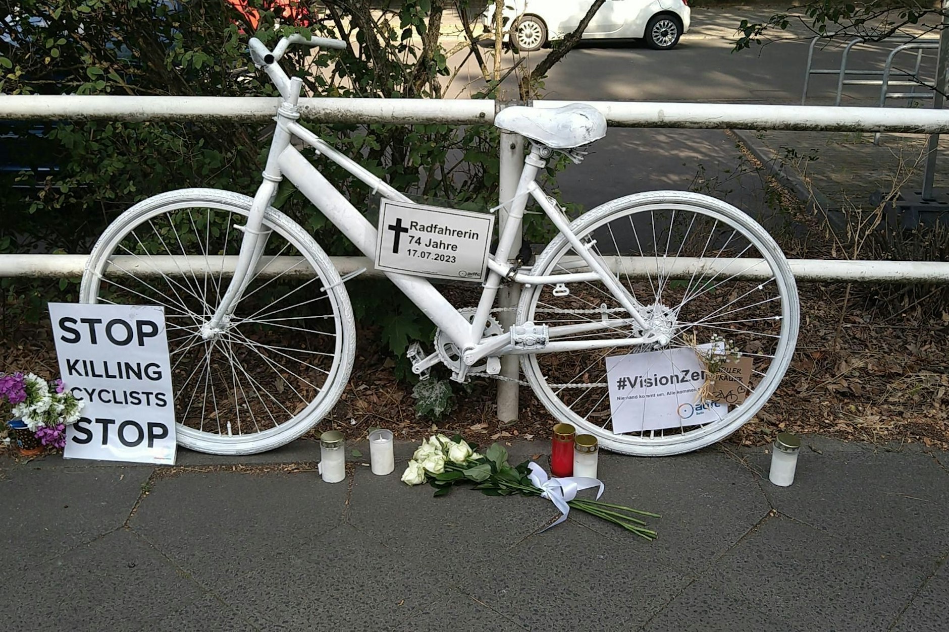 Hier wurde eine 74 Jahre alte Radfahrerin von einem abbiegenden Lkw getötet. Das Geisterrad an der Ecke Salvador-Allende-Straße/Müggelheimer Damm in Köpenick.