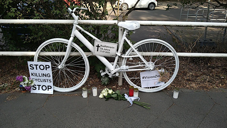 Hier wurde eine 74 Jahre alte Radfahrerin von einem abbiegenden Lkw getötet. Das Geisterrad an der Ecke Salvador-Allende-Straße/Müggelheimer Damm in Köpenick.
