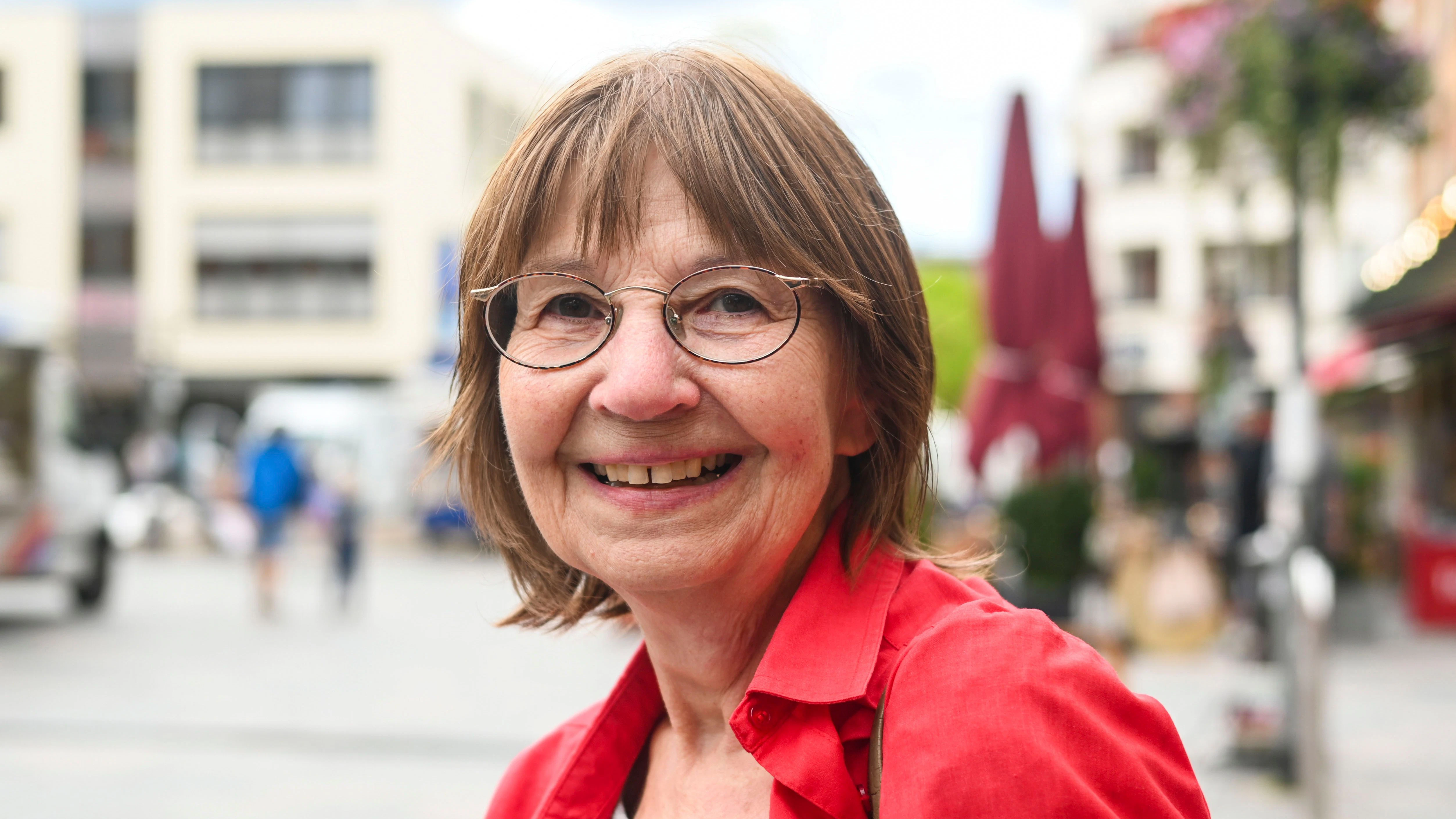 Rentnerin Gabriele Karla (76) lacht über die Geschichte des entlaufenen Löwen. Sie war heute trotzdem auf dem Friedhof. „Ich hätte mich vor ihm auf den Boden geworfen, wenn er aufgetaucht wäre“, sagt sie.