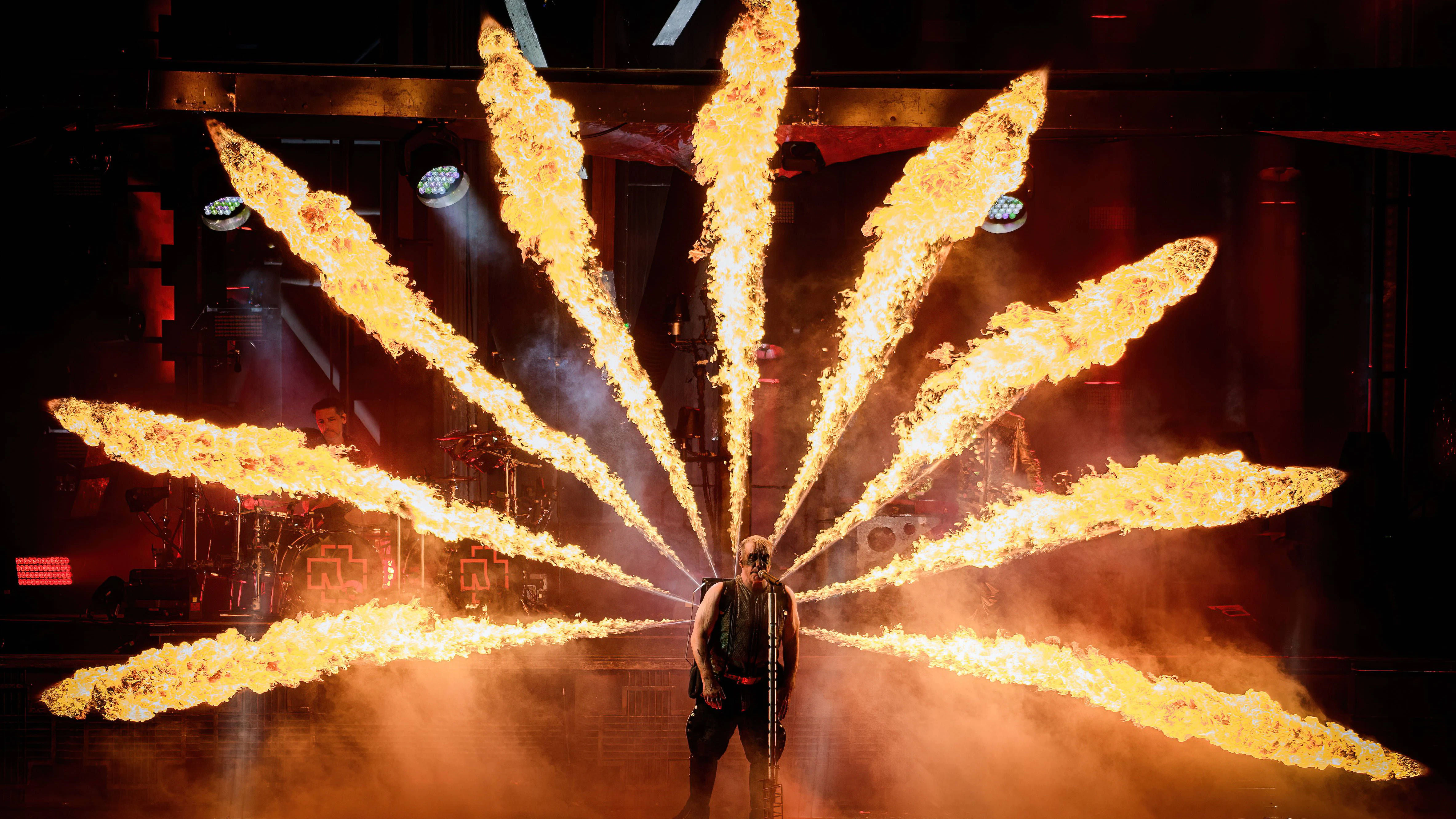 Till Lindemann beim Konzert von Rammstein in Odense auf der Bühne. Gibt es die spektakulären Shows auch 2024?