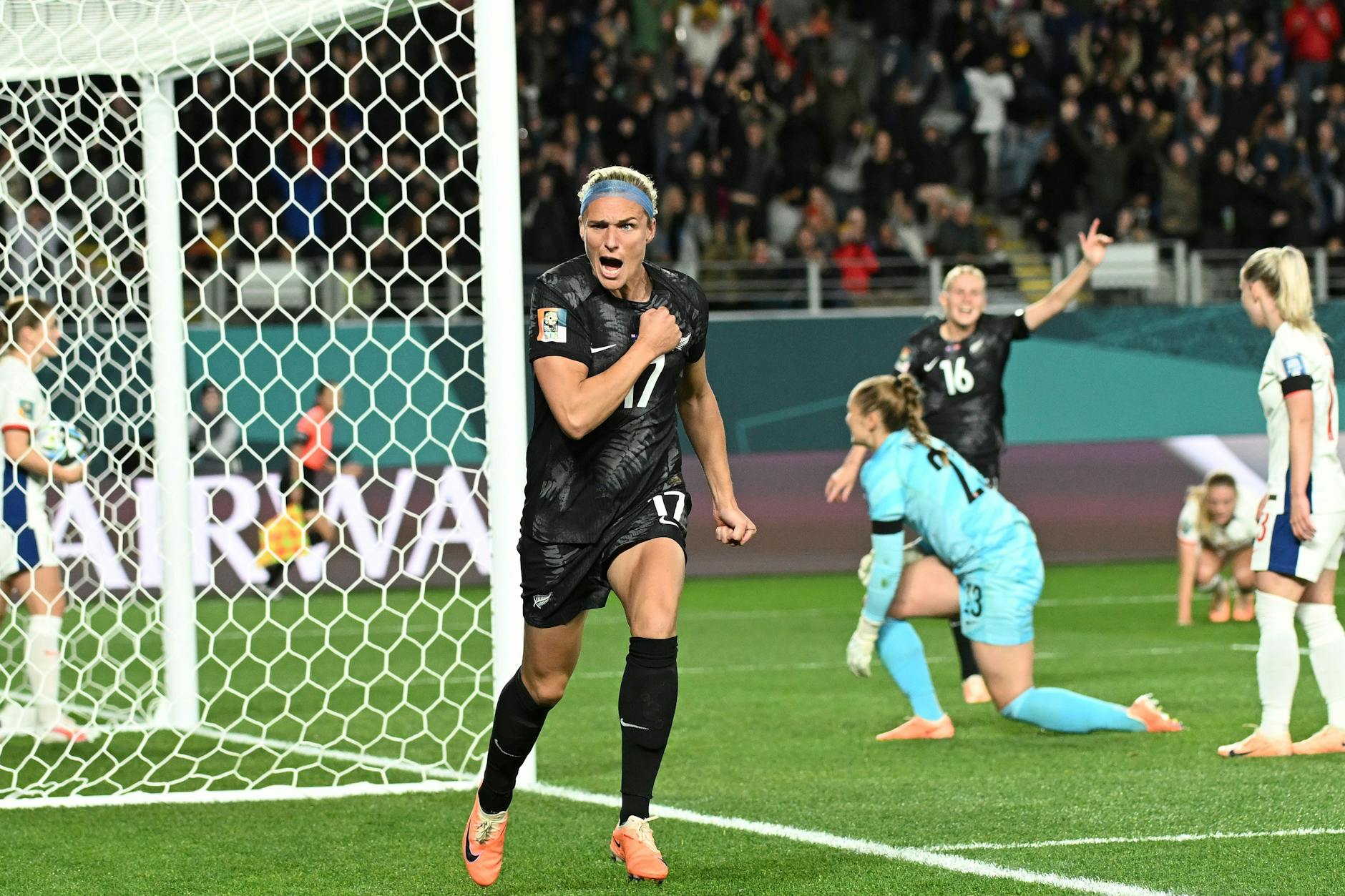 Erste Torschützin dieser WM: Hannah Wilkinson markiert das 1:0 für Neuseeland gegen Norwegen. 