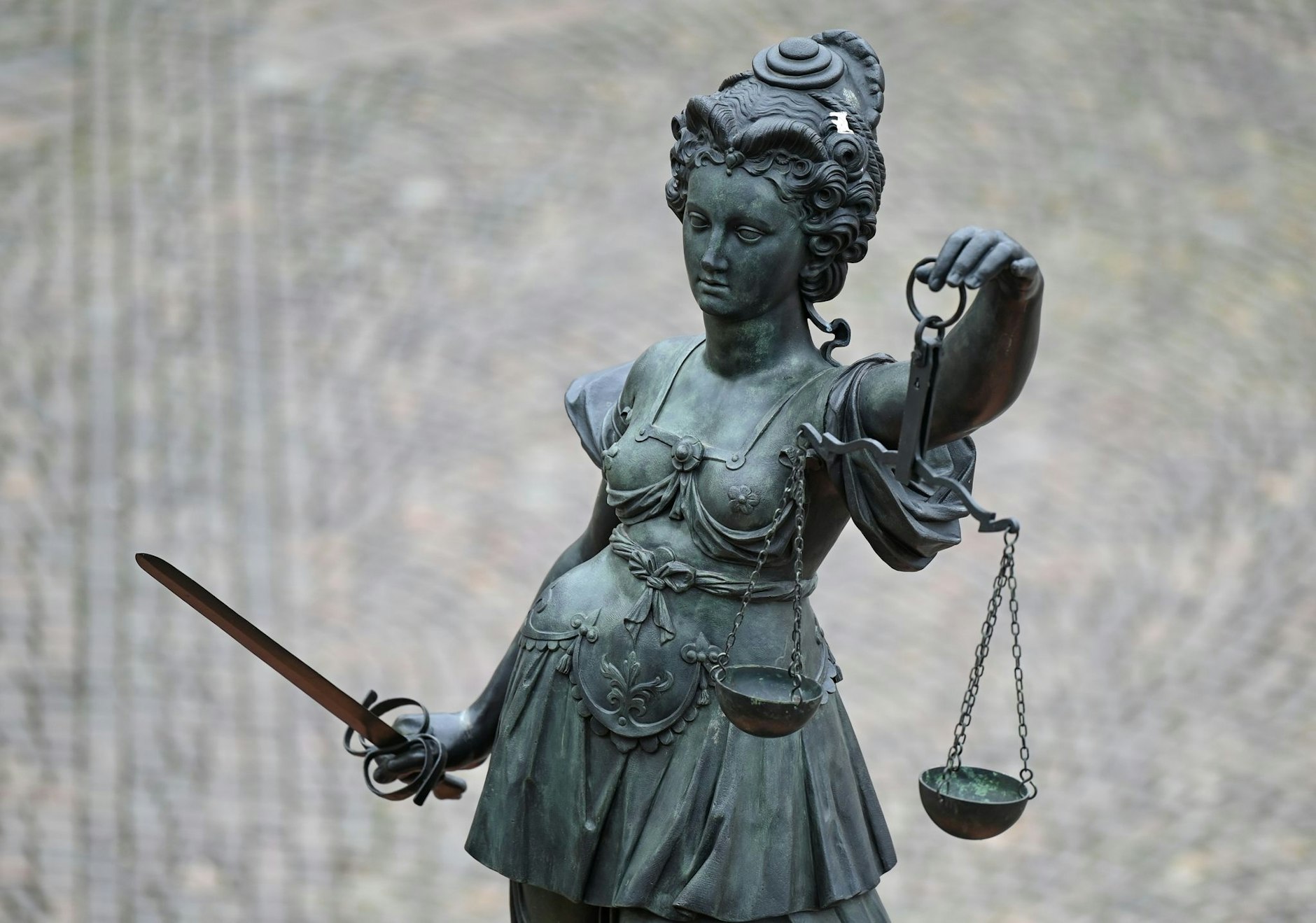 ARCHIV - Eine Statue der Justitia hält eine Waage und ein Schwert in der Hand.  