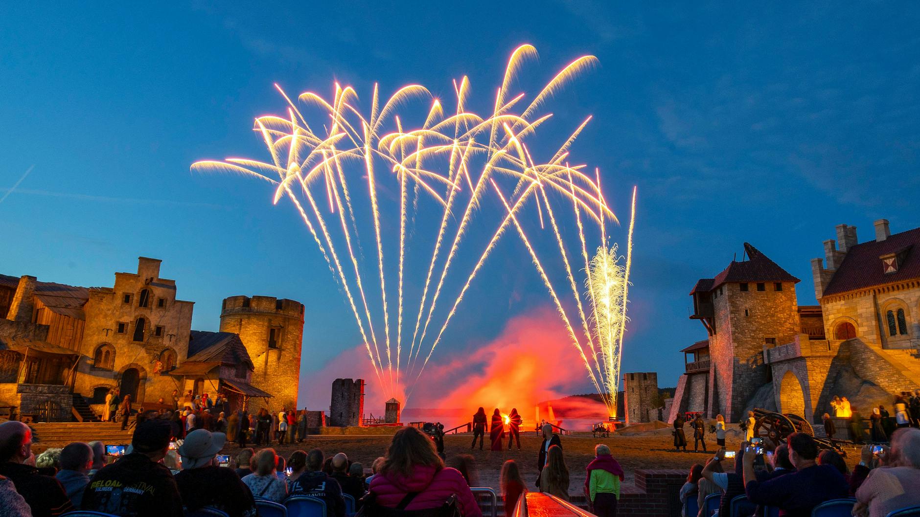 Bei den Störtebeker-Festspielen in Ralswiek gibt’s nicht nur Musik von Wolfgang Lippert, sondern auch ein abendliches Feuerwerk.